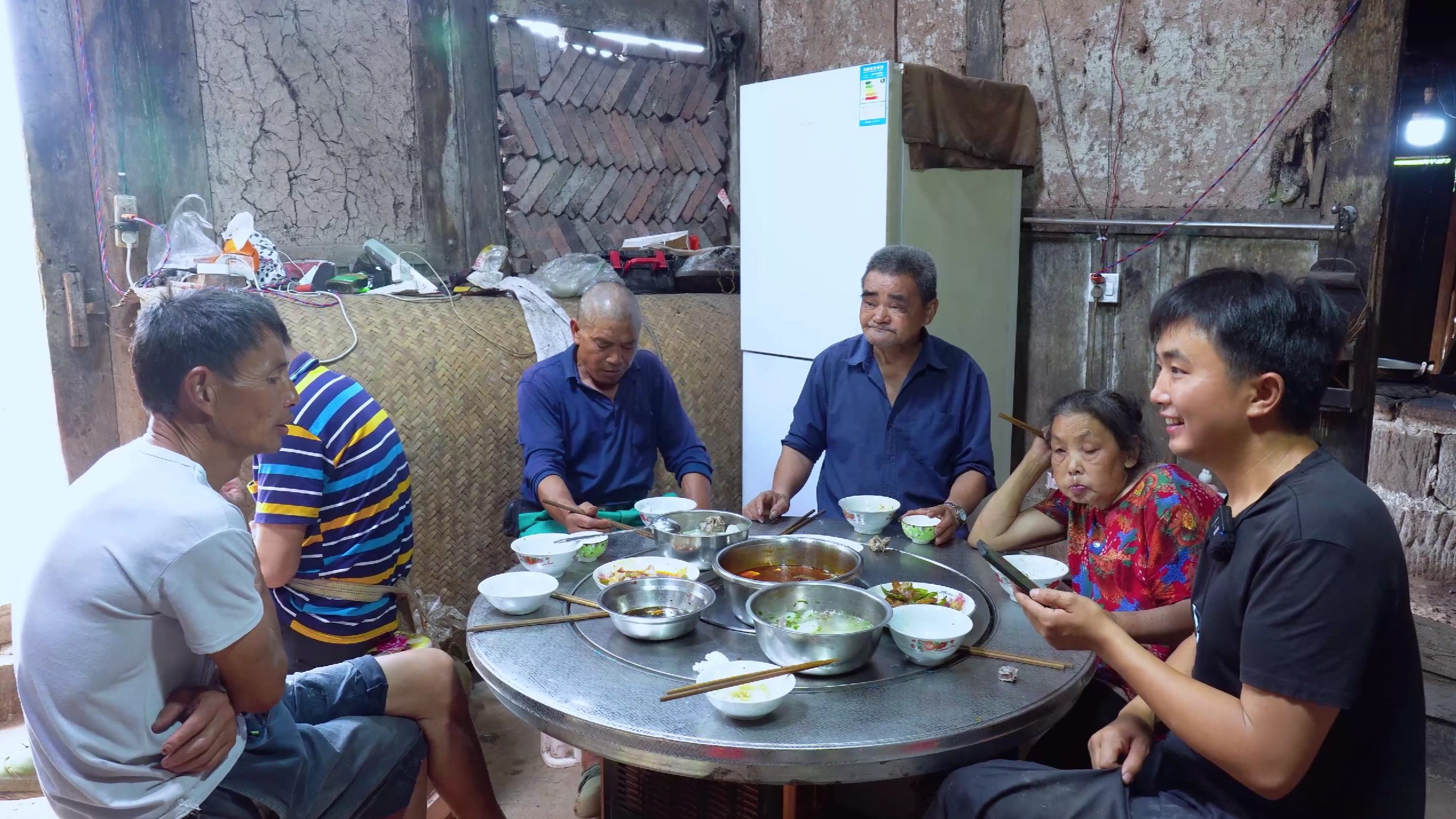 徐三娃给鸡公车师傅结算运费,主体还没开始建,却已花费10000多