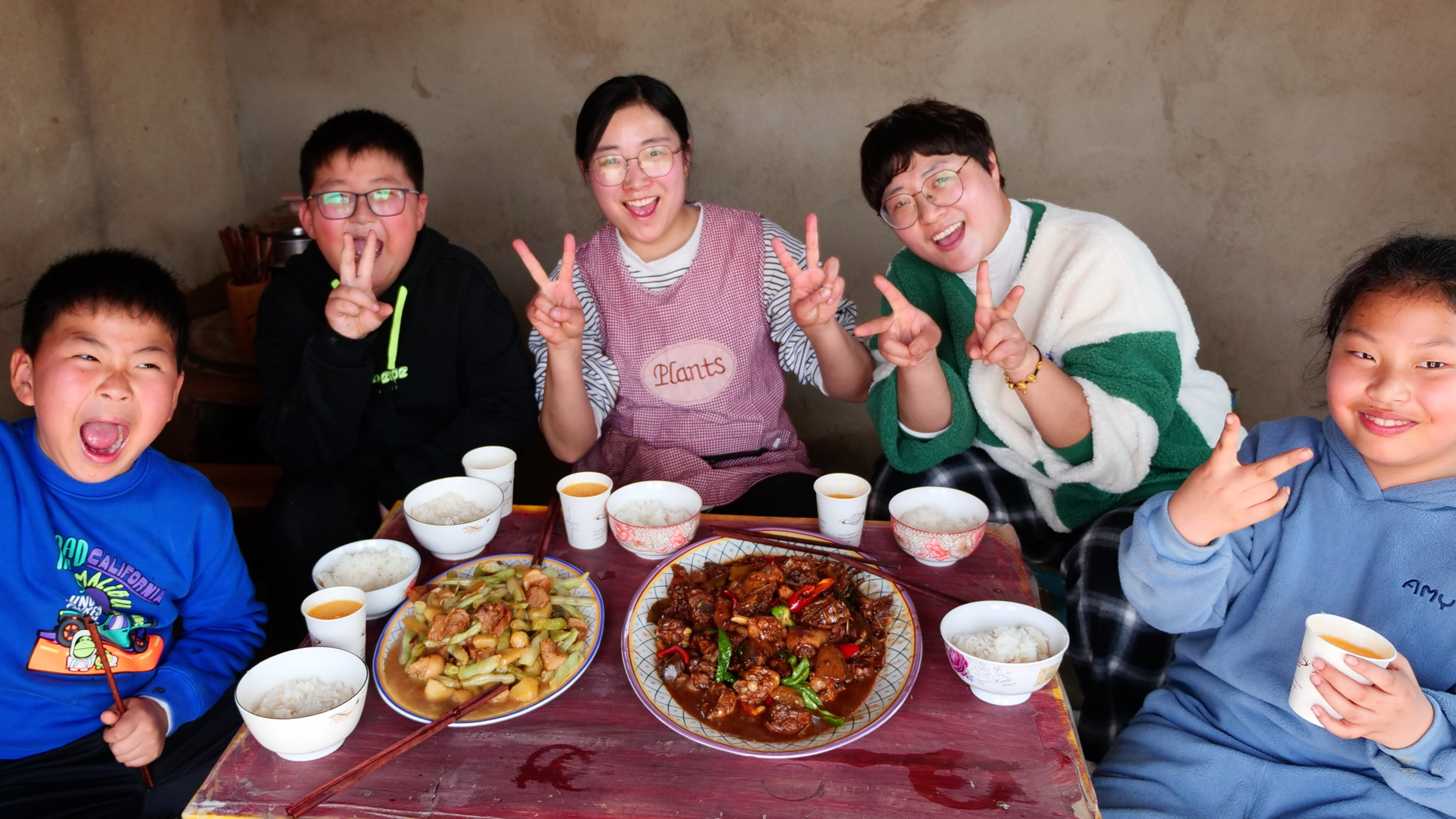 家养公鸡过年养出肥膘,做个地锅鸡解解馋,大梅总算吃爽了!