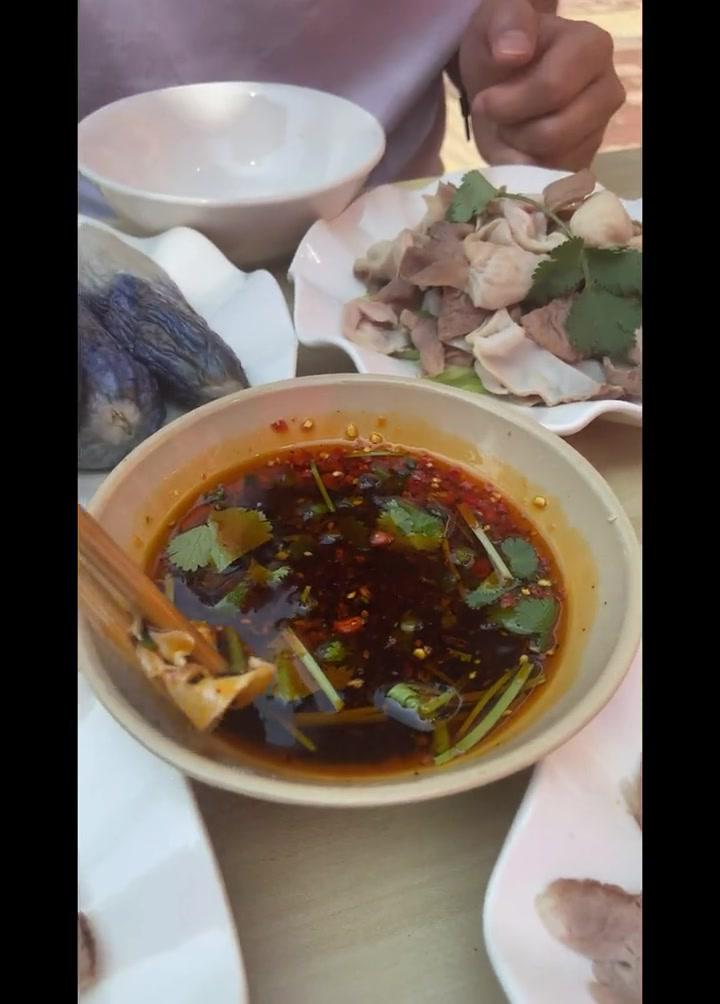 咋子回事?自贡这家蘸水菜小店居然还可以吃瓦罐兔!
