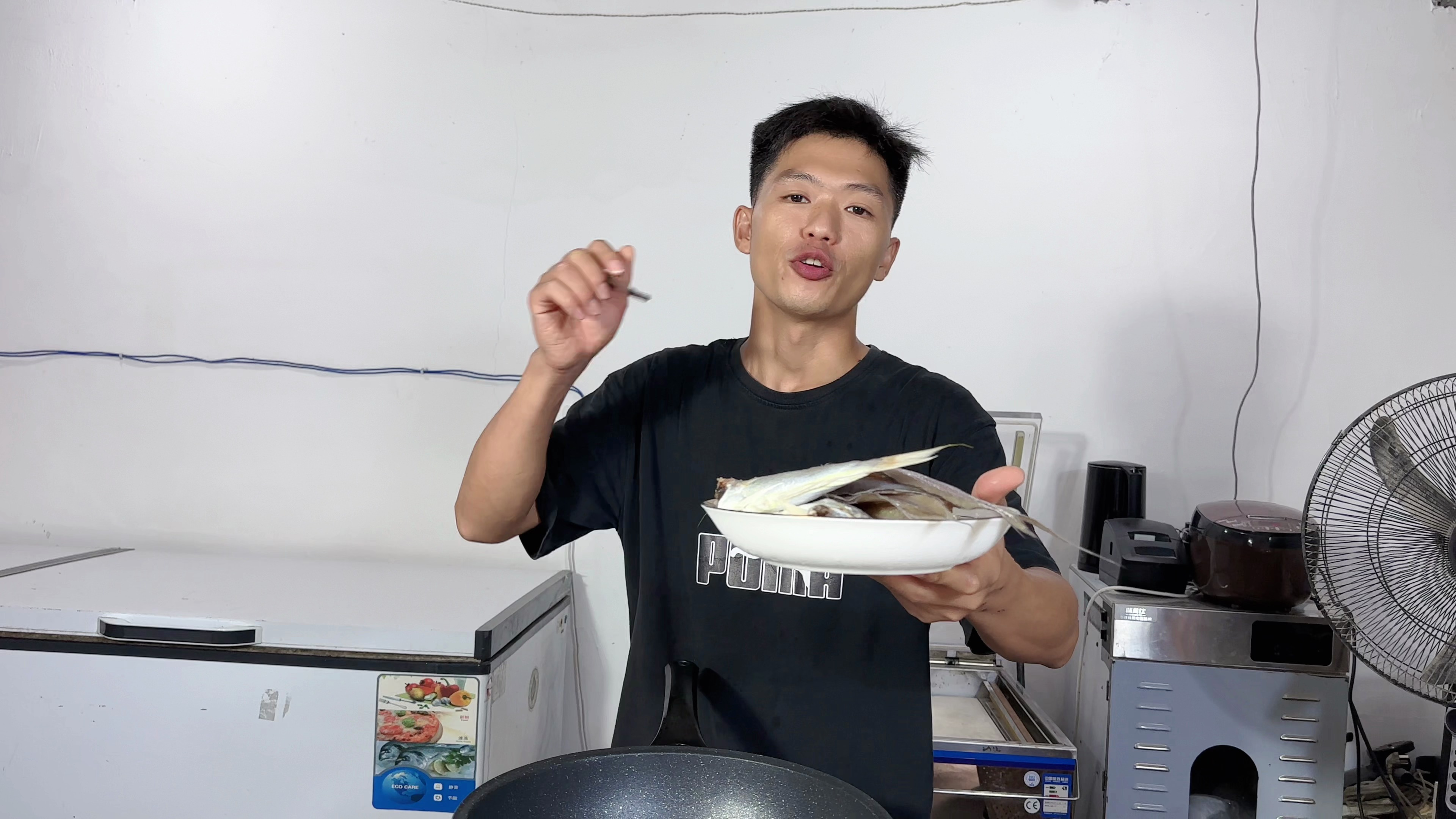 秋冬正是晒鱼干的好季节,二哥一次晒了几百斤,自己先尝尝味