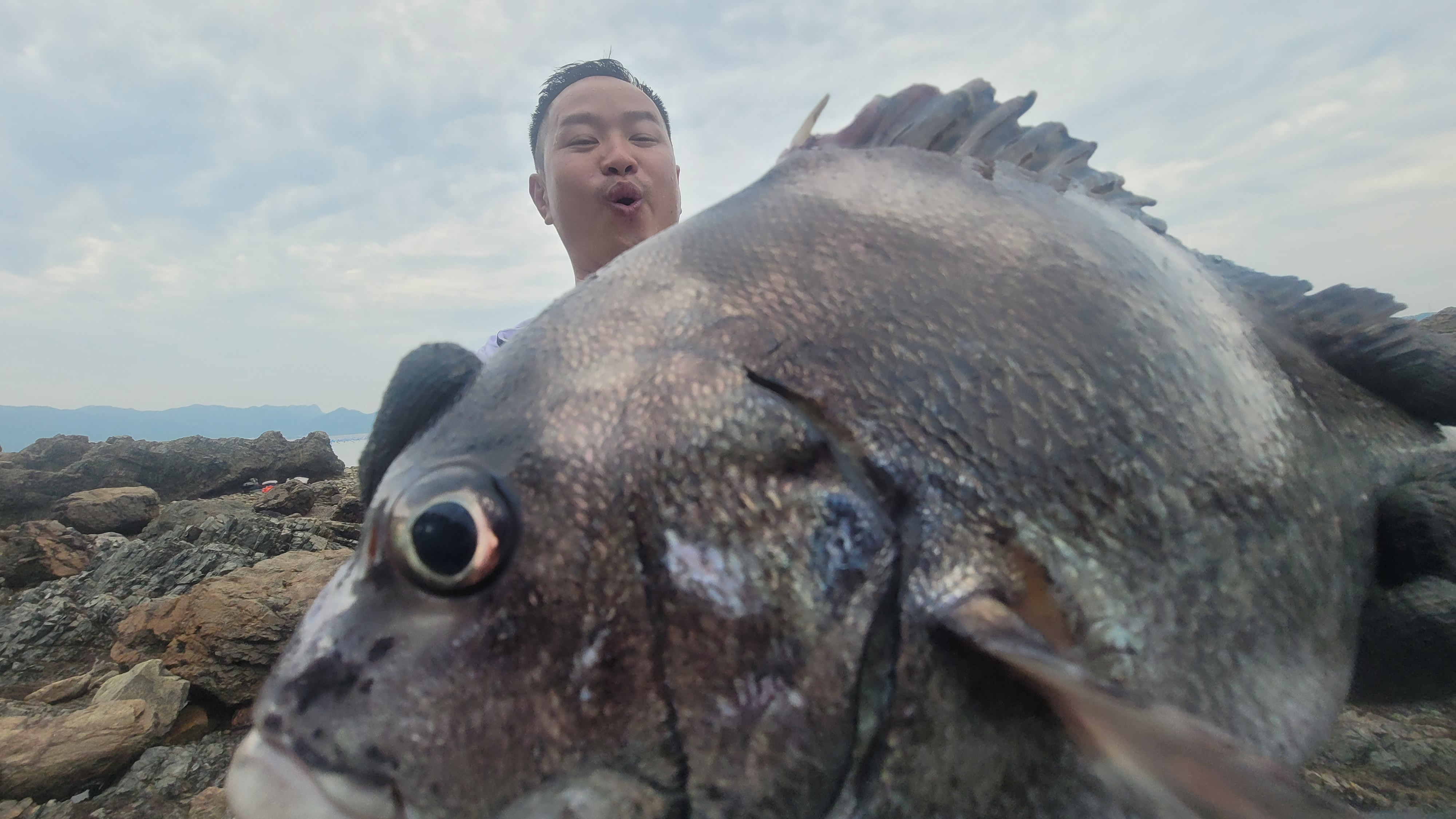 难得好天气,岛上盘坑好物出奇多,惊喜一个接一个鱼获肥美无比