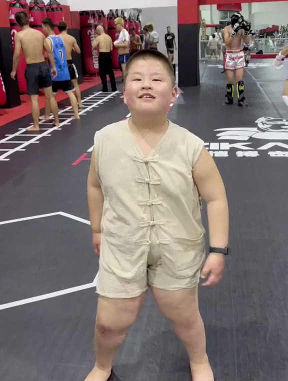 硬核版阳光开朗大男孩小胖自带喜感