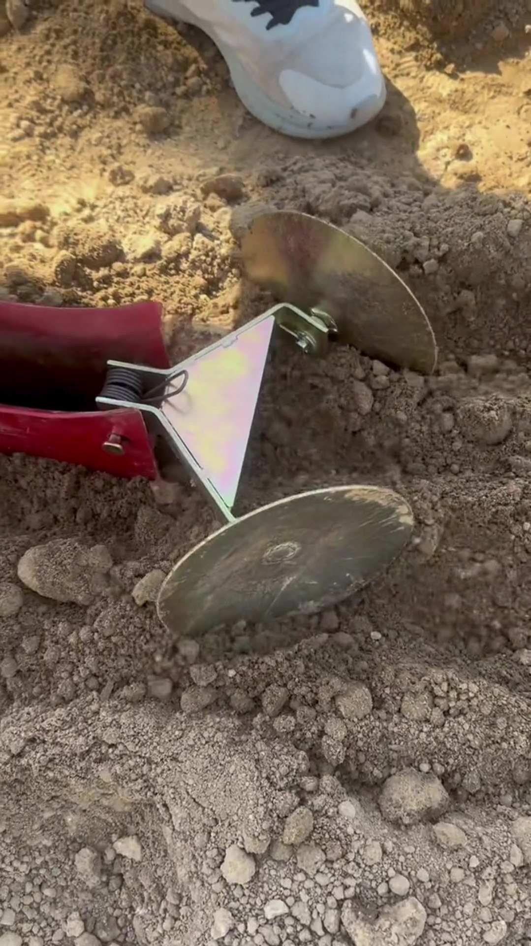 农民伯伯真聪明,研发出"扶土器",上面播种,下面覆盖,真方便-度小视