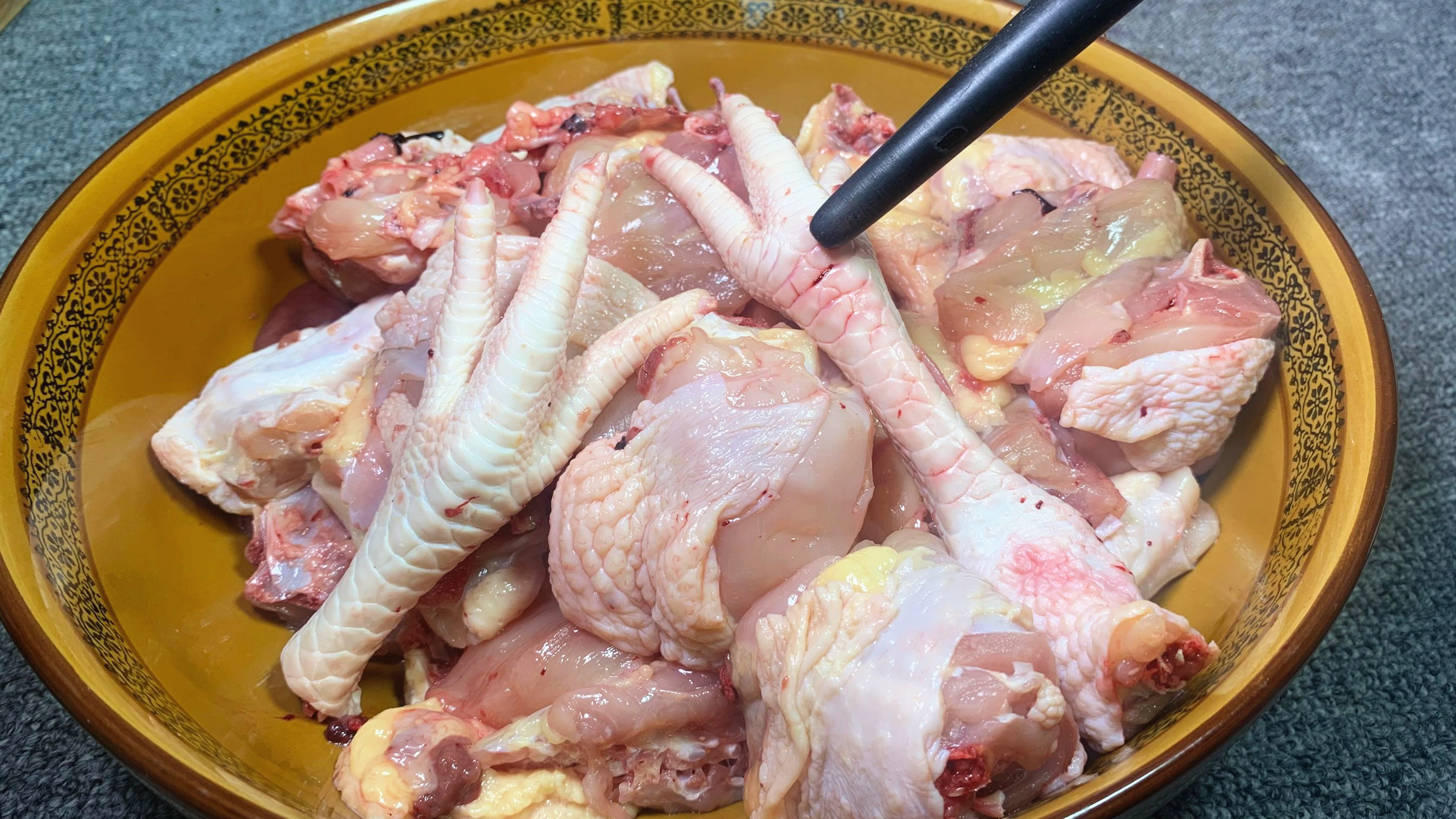 炖鸡肉时,最忌直接焯水,教你正确做法,鸡肉鲜香嫩滑不腥不柴