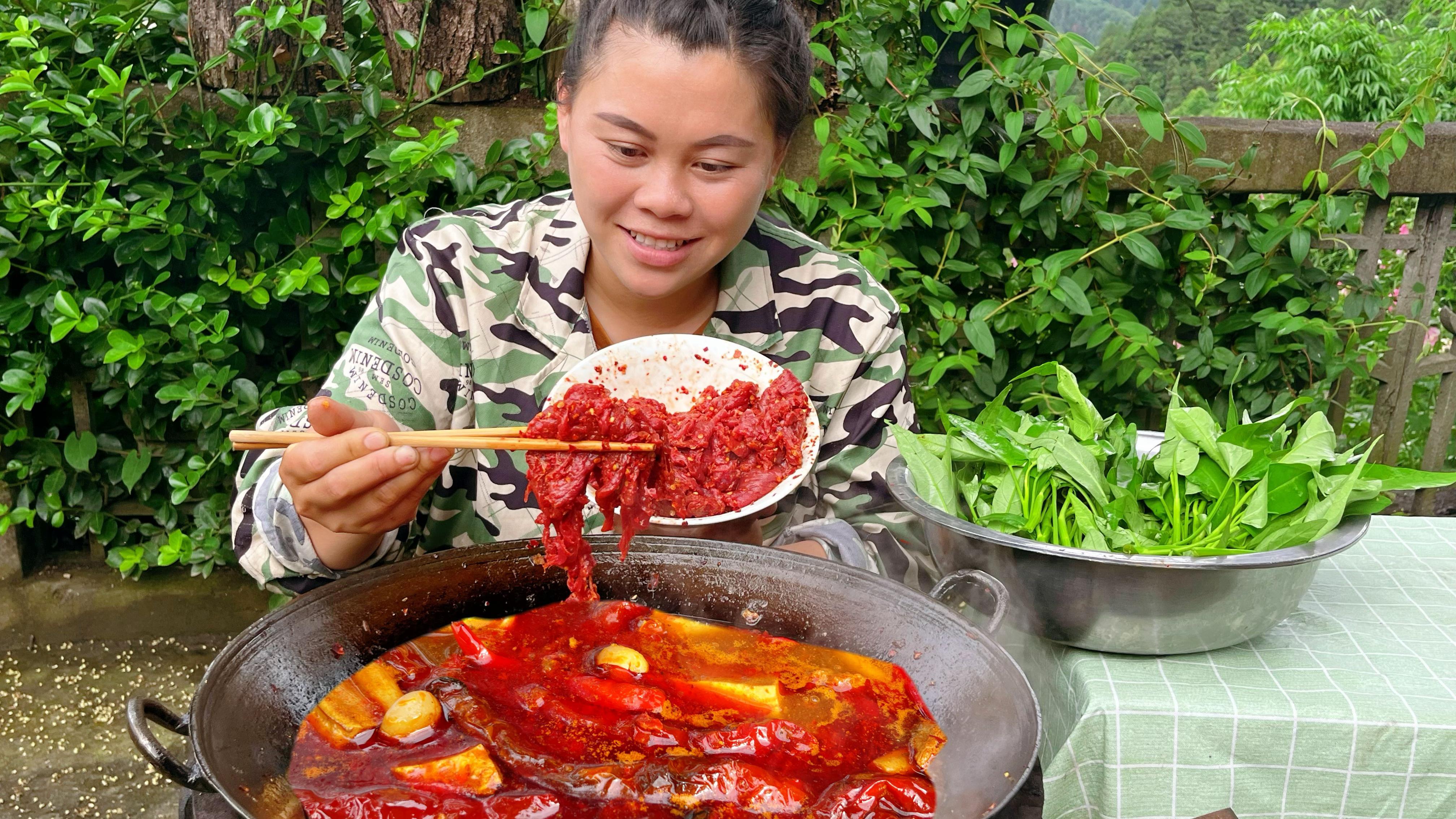 今天做个爆辣牛肉火锅，加上各种配菜欧妹直接吃到饱