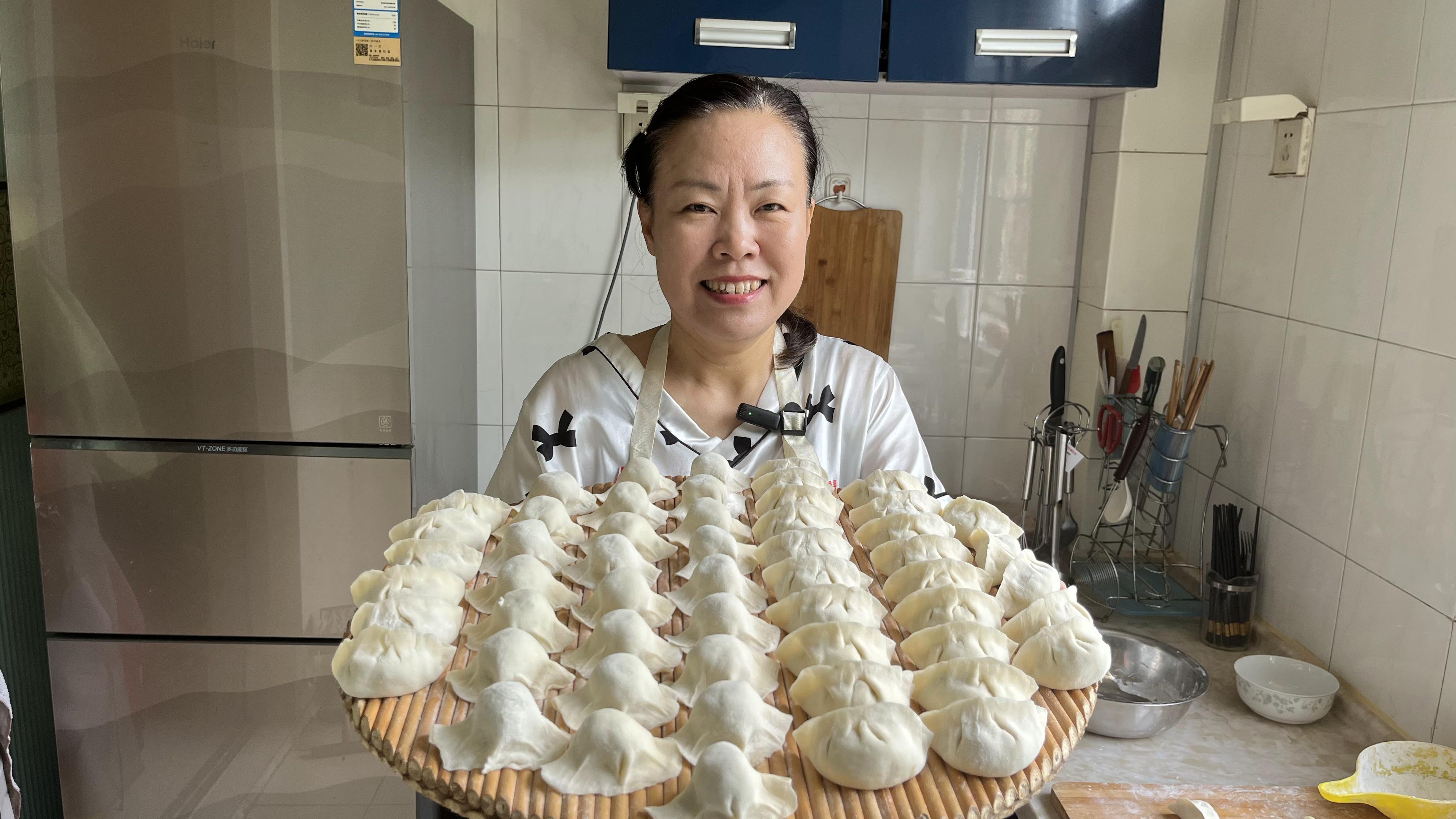 今天入伏包个鲅鱼五花肉韭菜饺子,皮薄馅大很鲜亮,真美味