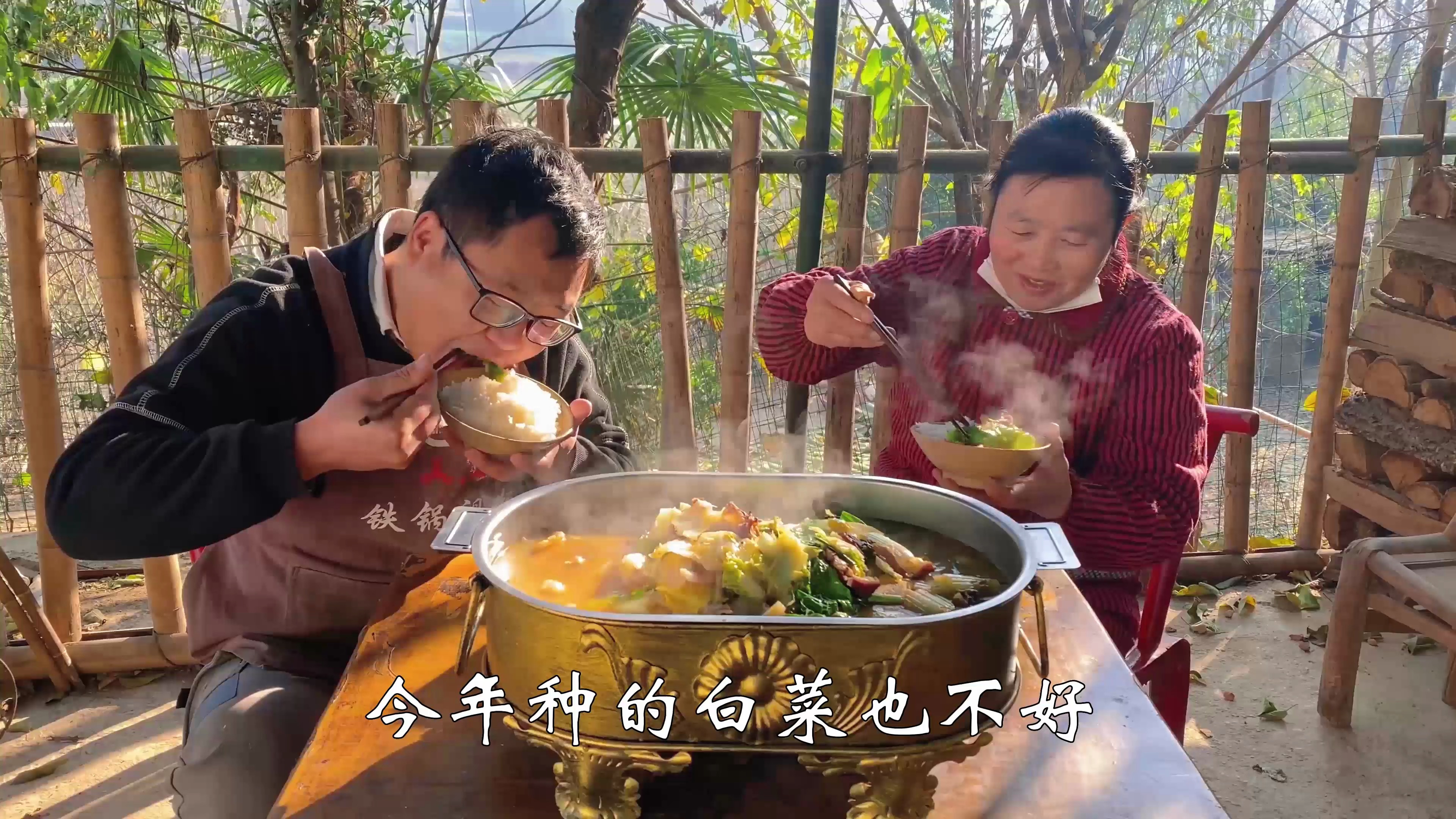 打过霜的大白菜炖腊肉,软烂入味,母子俩吃得好开心