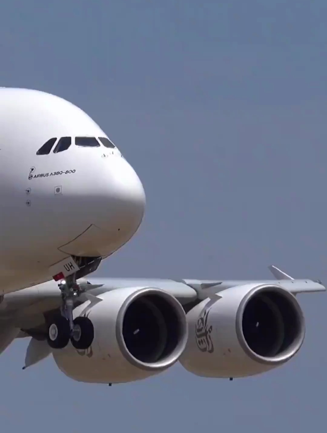 a380的超近镜头记录精彩降落过程,主起接地后还有一些"弹跳"