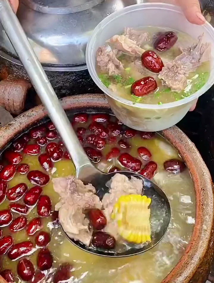 街边小吃武汉马路边吊子煨汤十几口大锅