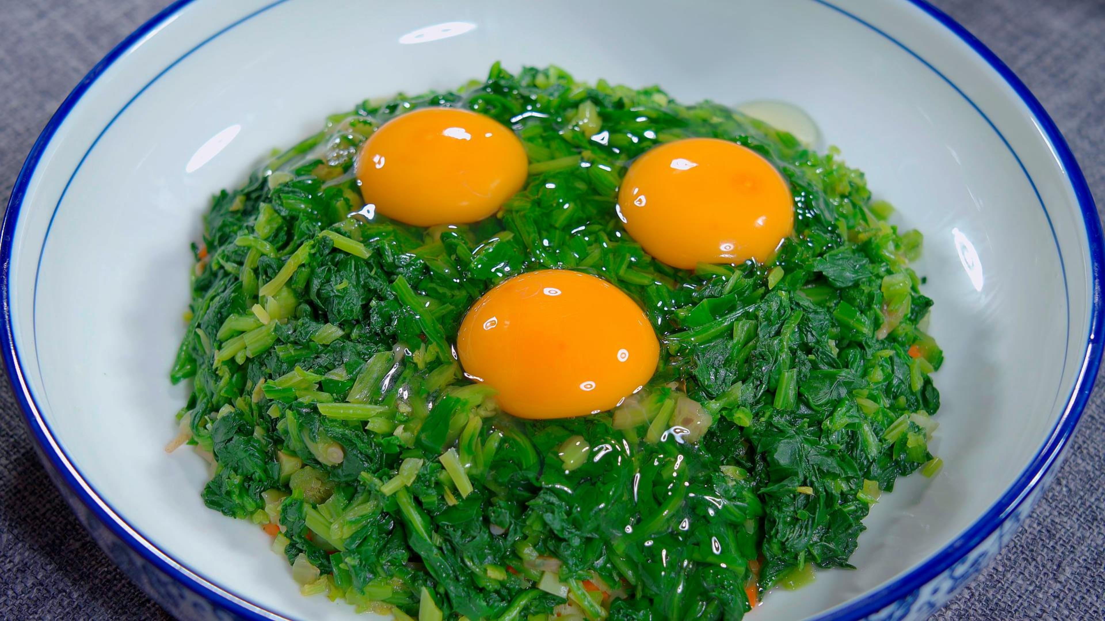 春天要多吃菠菜，加上3个鸡蛋，营养又美味，10分钟搞定早餐