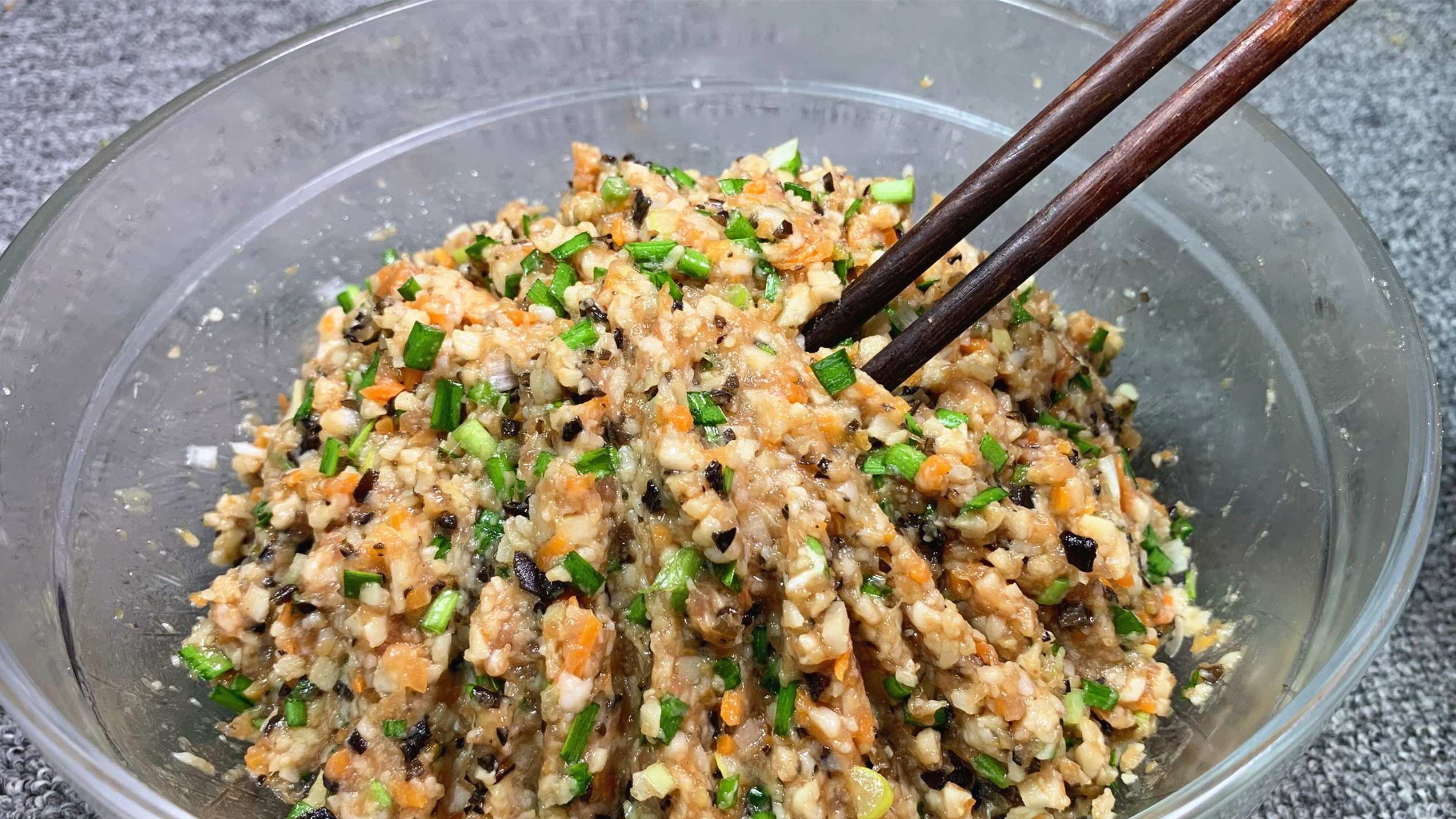 秋天用莲藕包饺子，实在太好吃了，教你调馅方法，一口一个真香