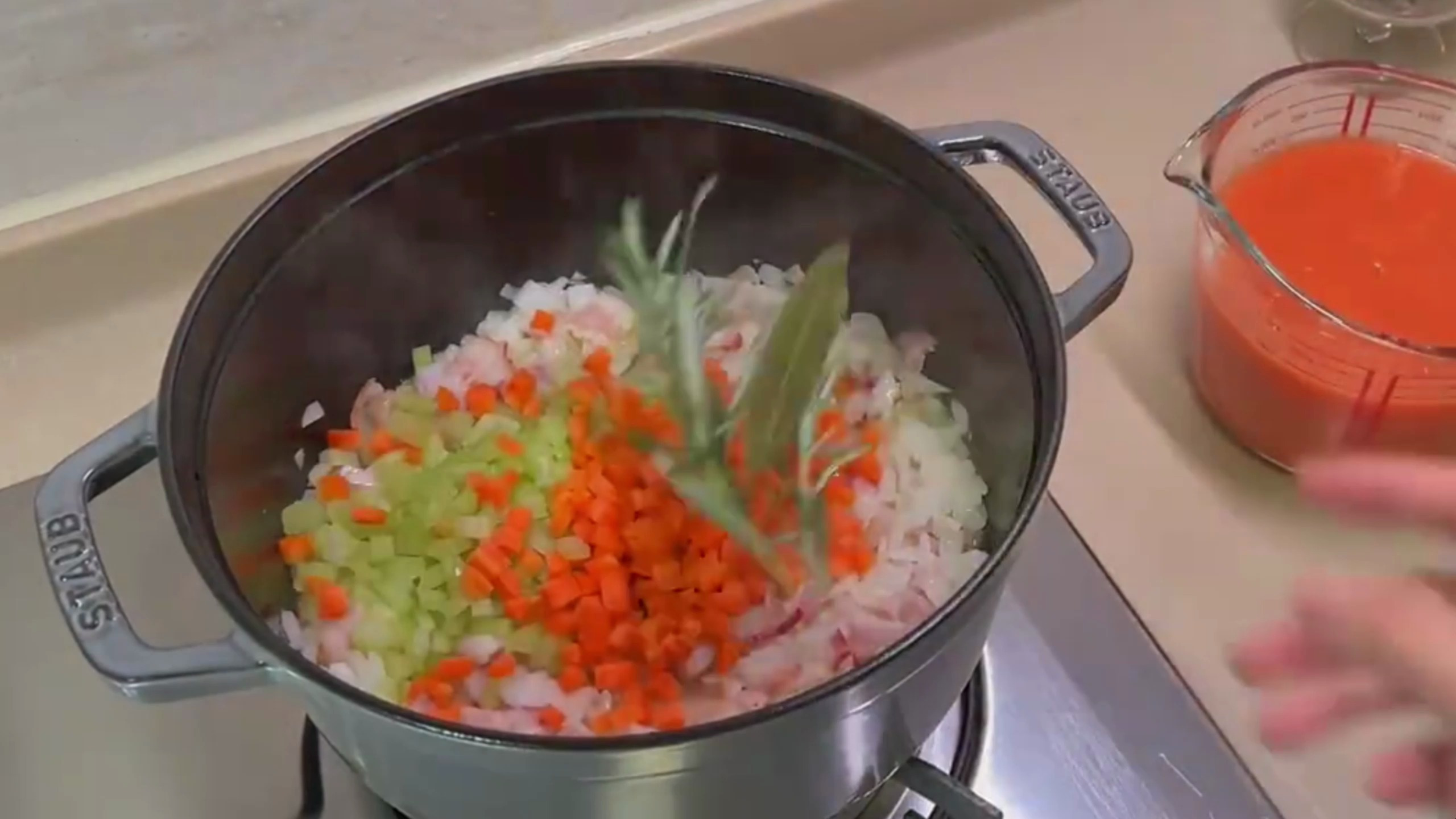 到家5分钟我就能吃上番茄肉酱意面啦