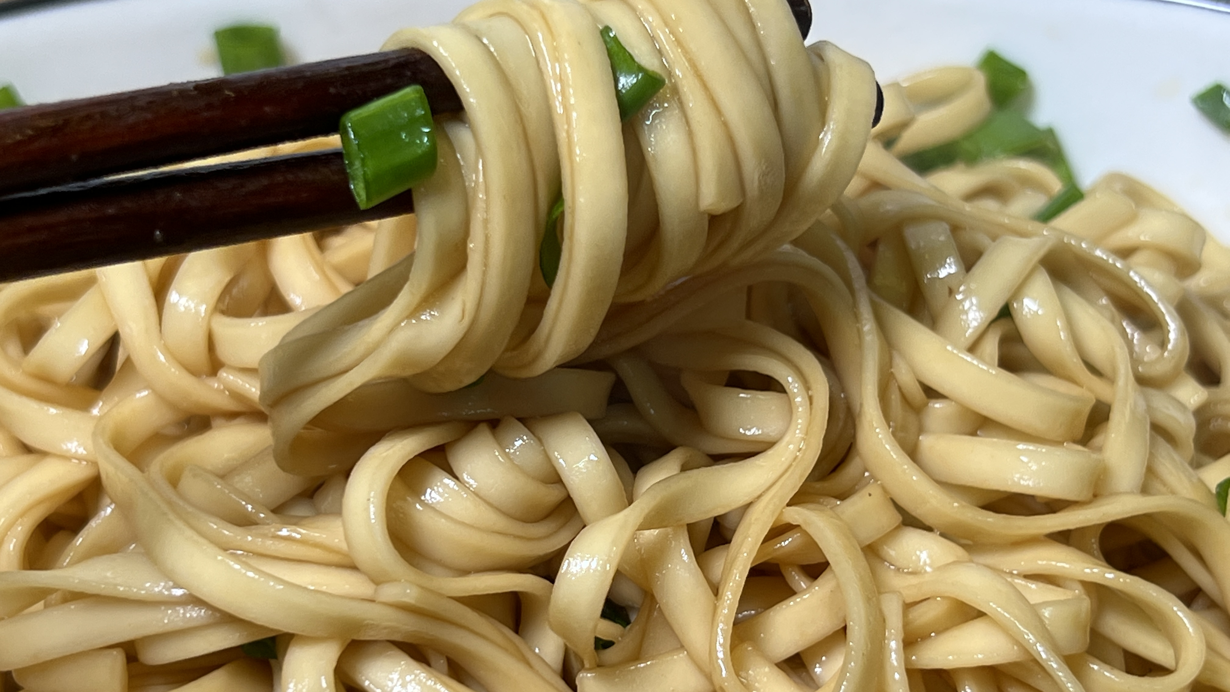 一把小葱,一把干面条,做超简单的葱油拌面,面条劲道,葱香十足