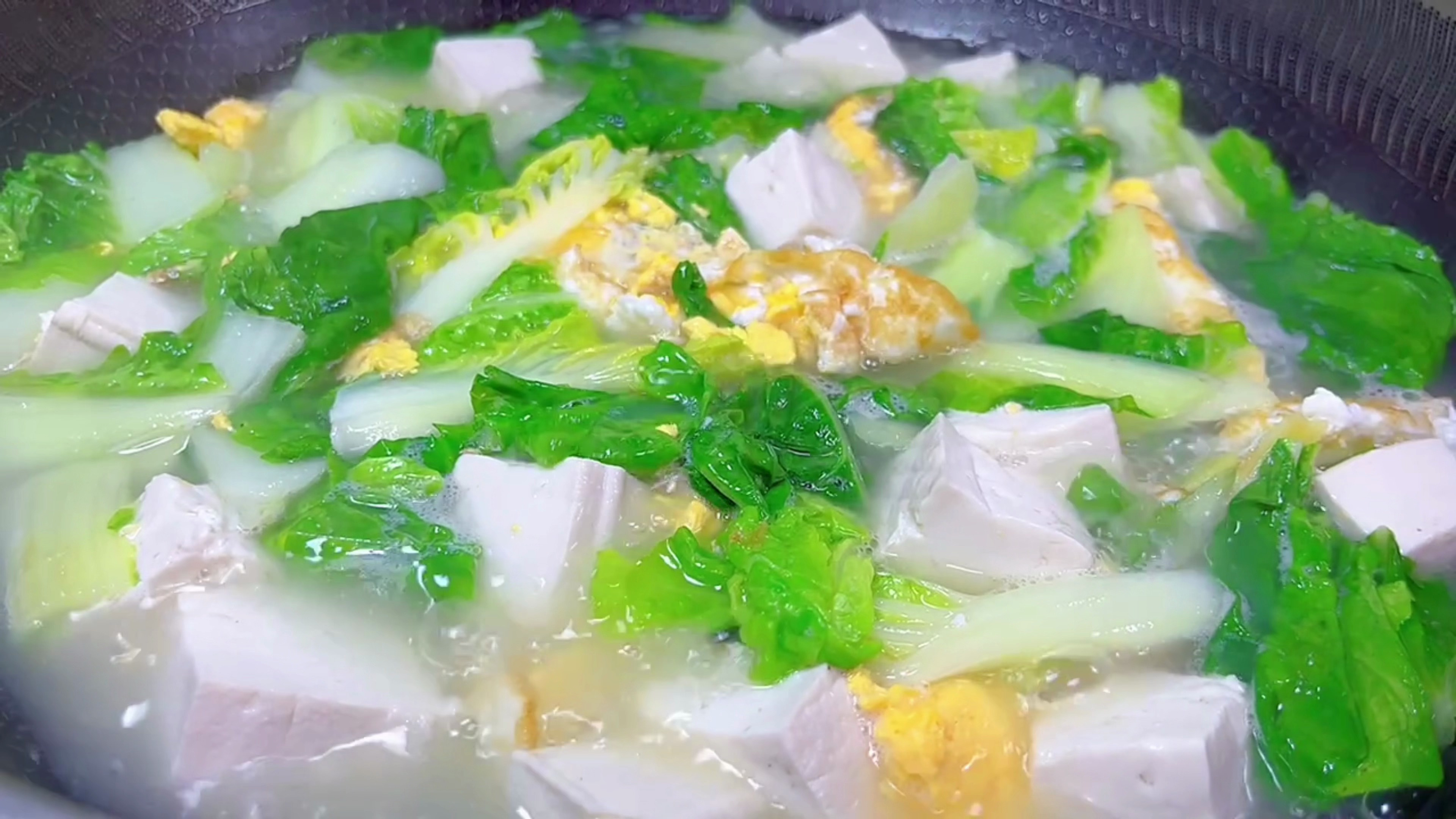 家常汤白菜豆腐鸡蛋汤清淡可口,汤汁奶白又营养,老少皆宜都爱喝