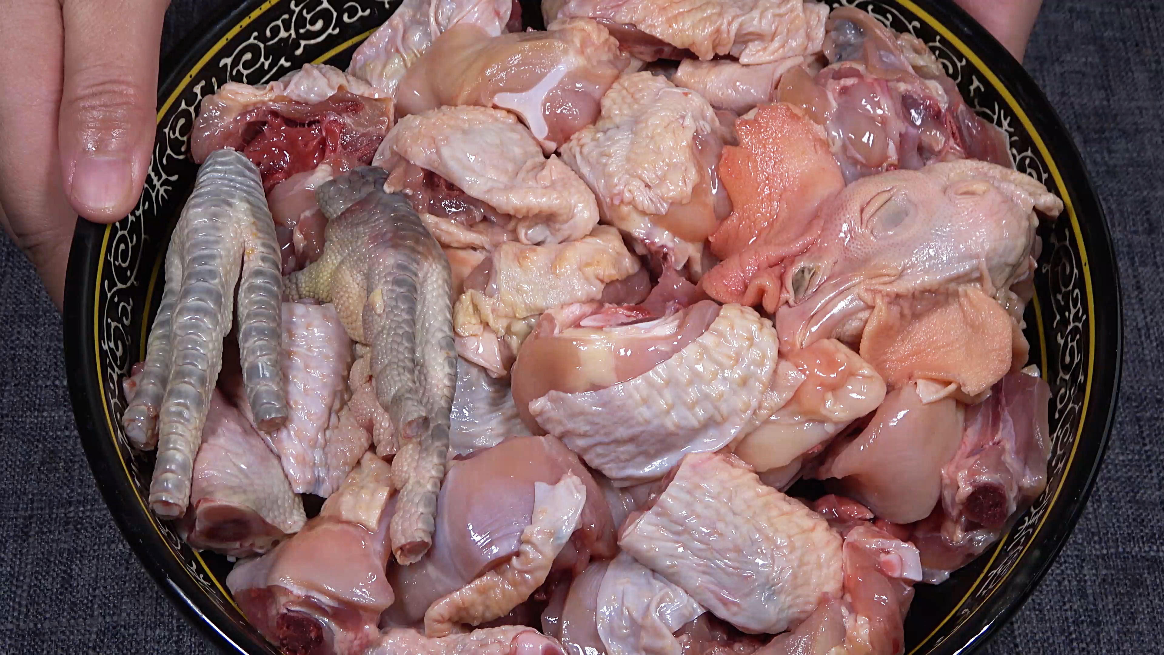 炖鸡肉时，切记别焯水和直接下锅炒，教你一招，鸡肉滑嫩不柴不腥