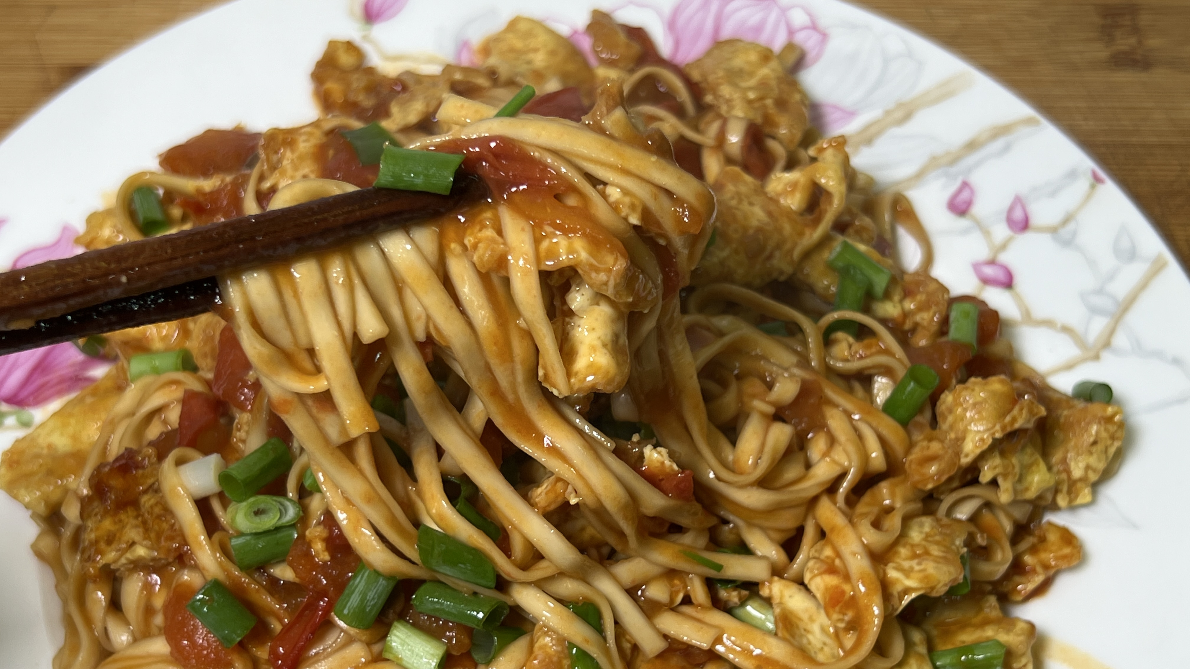 西红柿鸡蛋面在家可以这样做,面条劲道爽滑,鸡蛋焦香入味,好吃