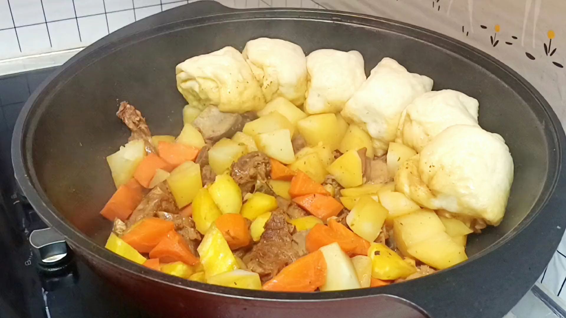 节日吃个肉,三公斤羊肉做成红烧羊排焖花卷,全家人都说好吃