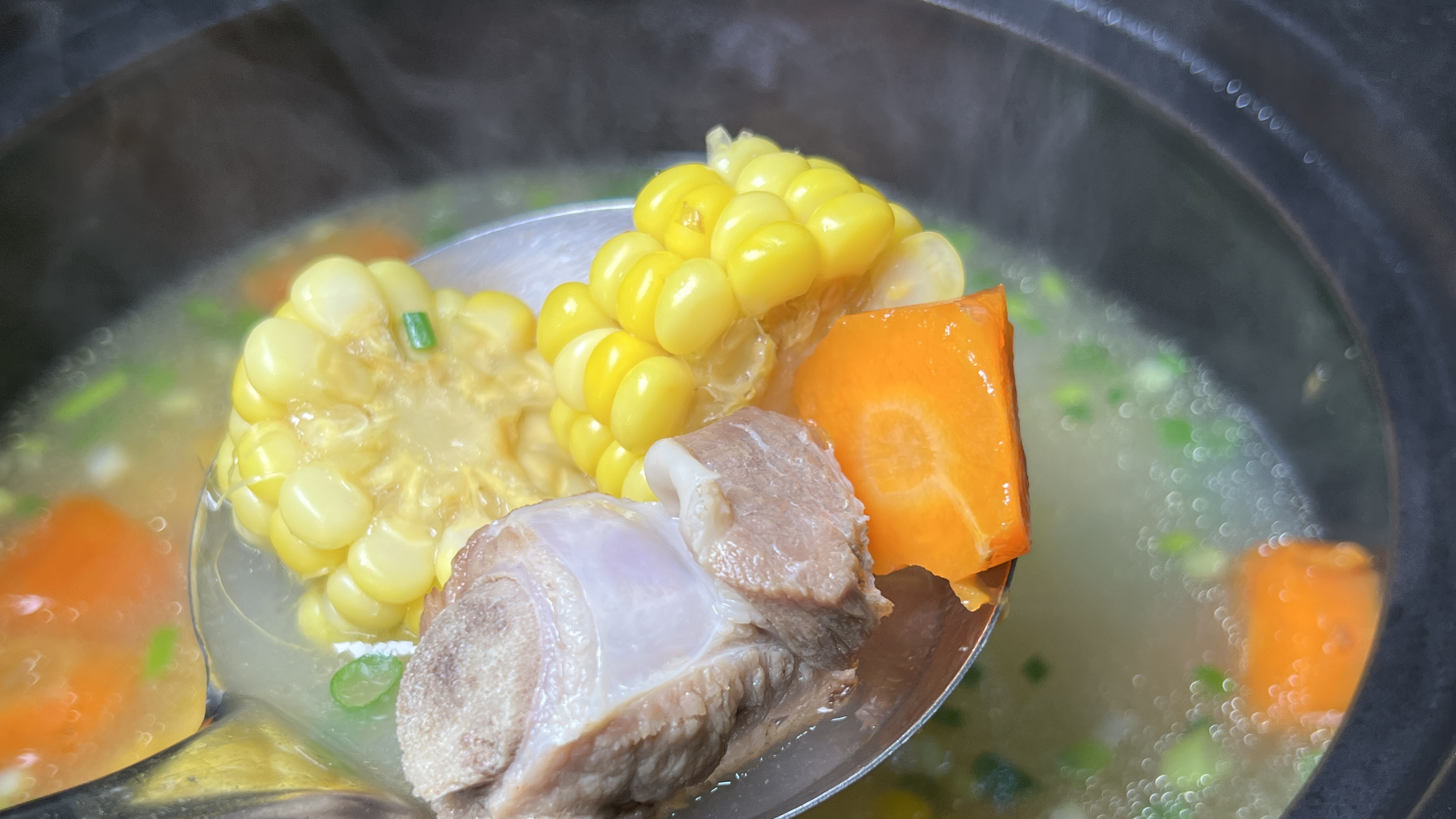 玉米排骨汤的家常做法,汤浓味美,冬天来上一锅,喝了暖心又暖胃