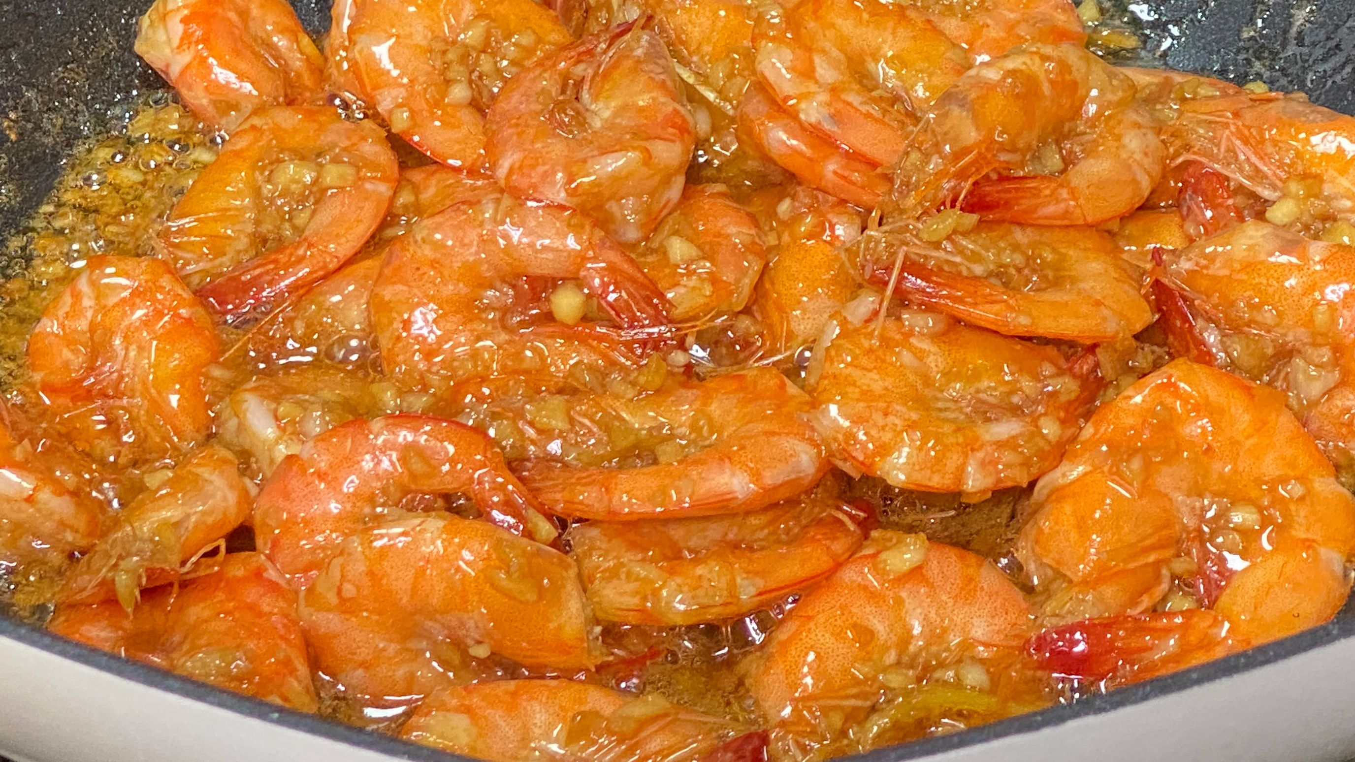 油焗蒜蓉大虾这样做蒜香入味,连壳带肉一起吃,太香太下饭了