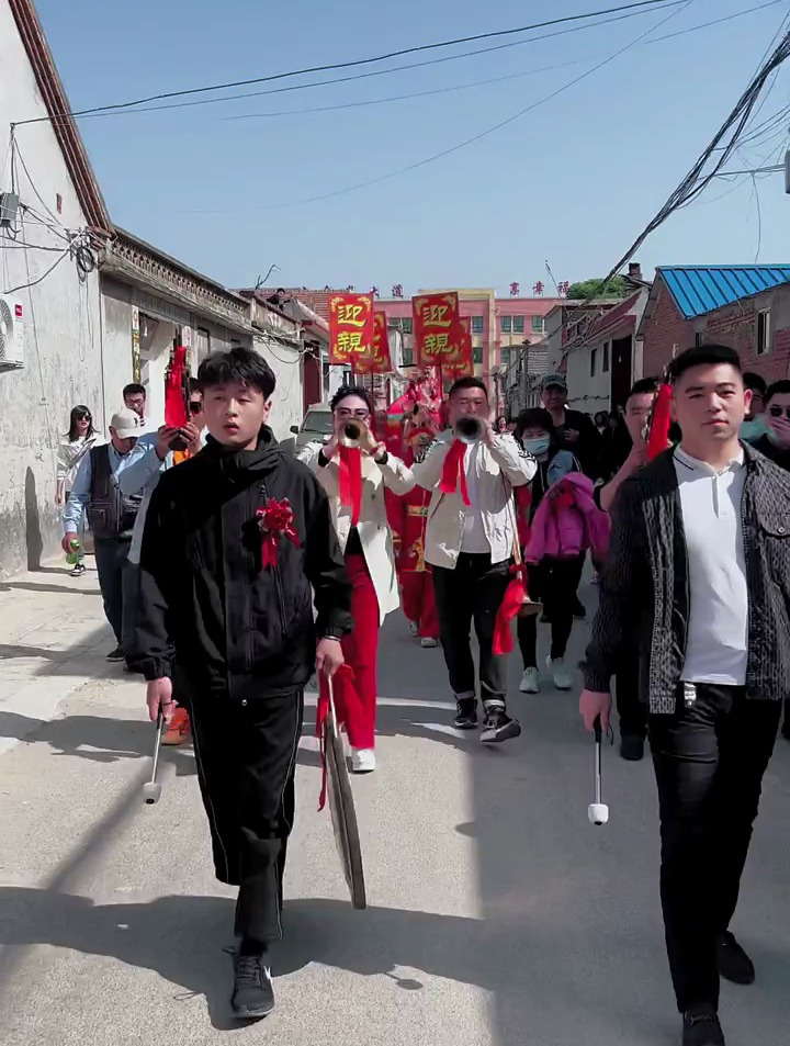 农村结婚现场,威风凛凛的新郎官八抬大轿迎娶新娘