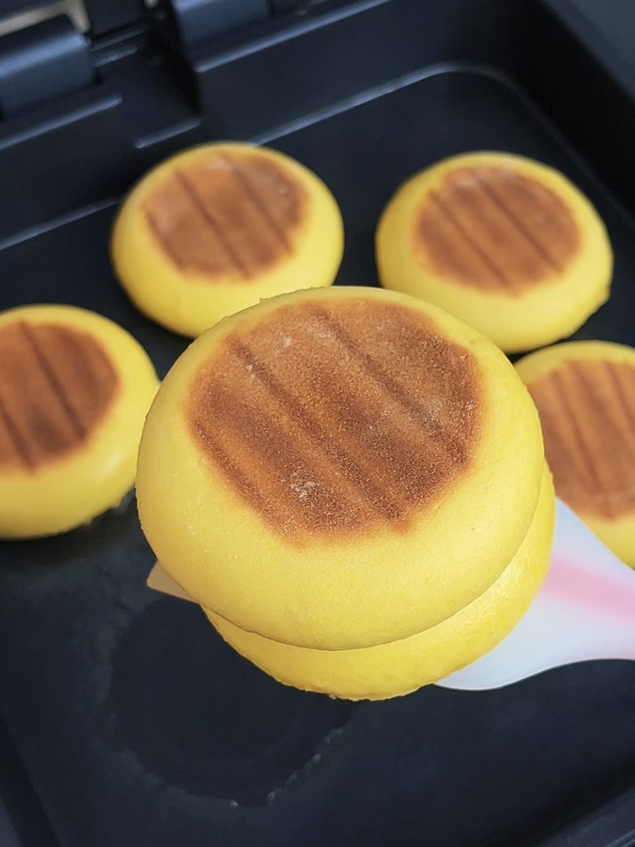 用面粉做南瓜饼,柔软蓬松,不用放油更健康,香甜美味好消化