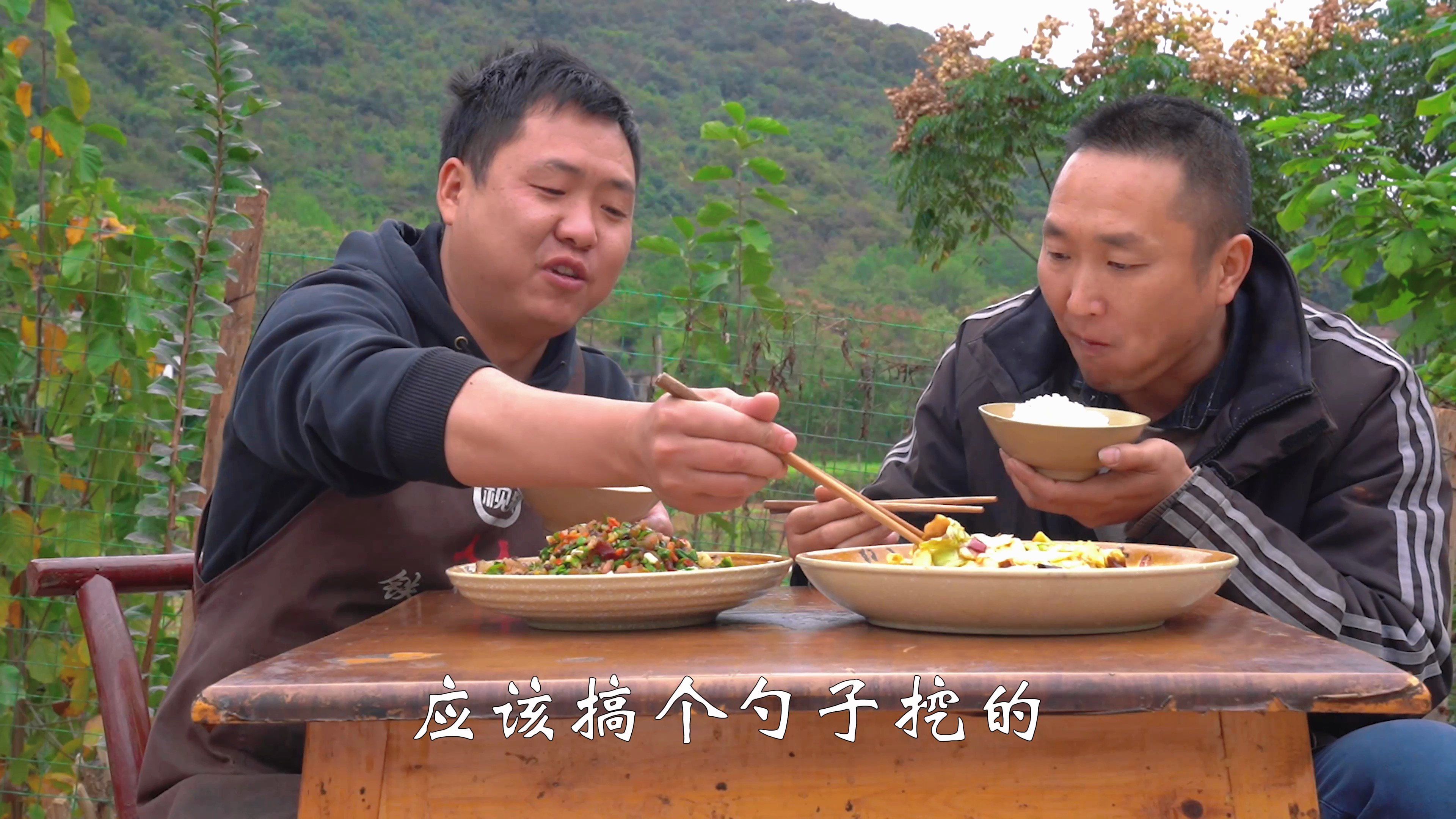 百吃不厌的还是家乡腊肉,简单一爆炒,下饭真是绝了