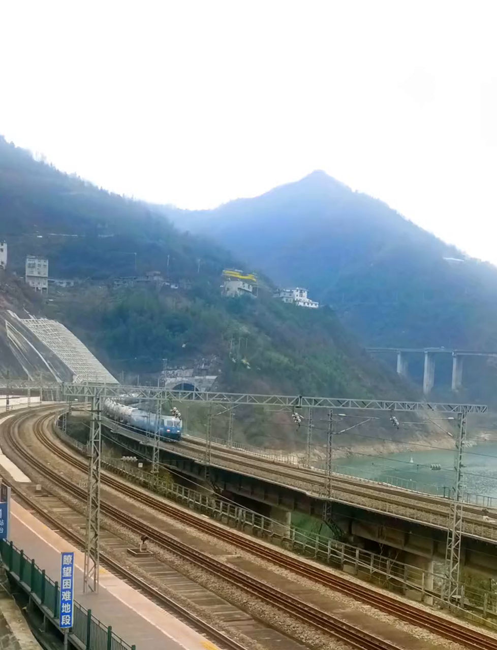 开往春天的列车,奔驰在襄渝线上