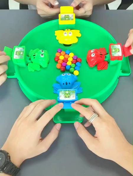 四人对战的青蛙吃豆子游戏!看看你的小青蛙能吃多少豆子