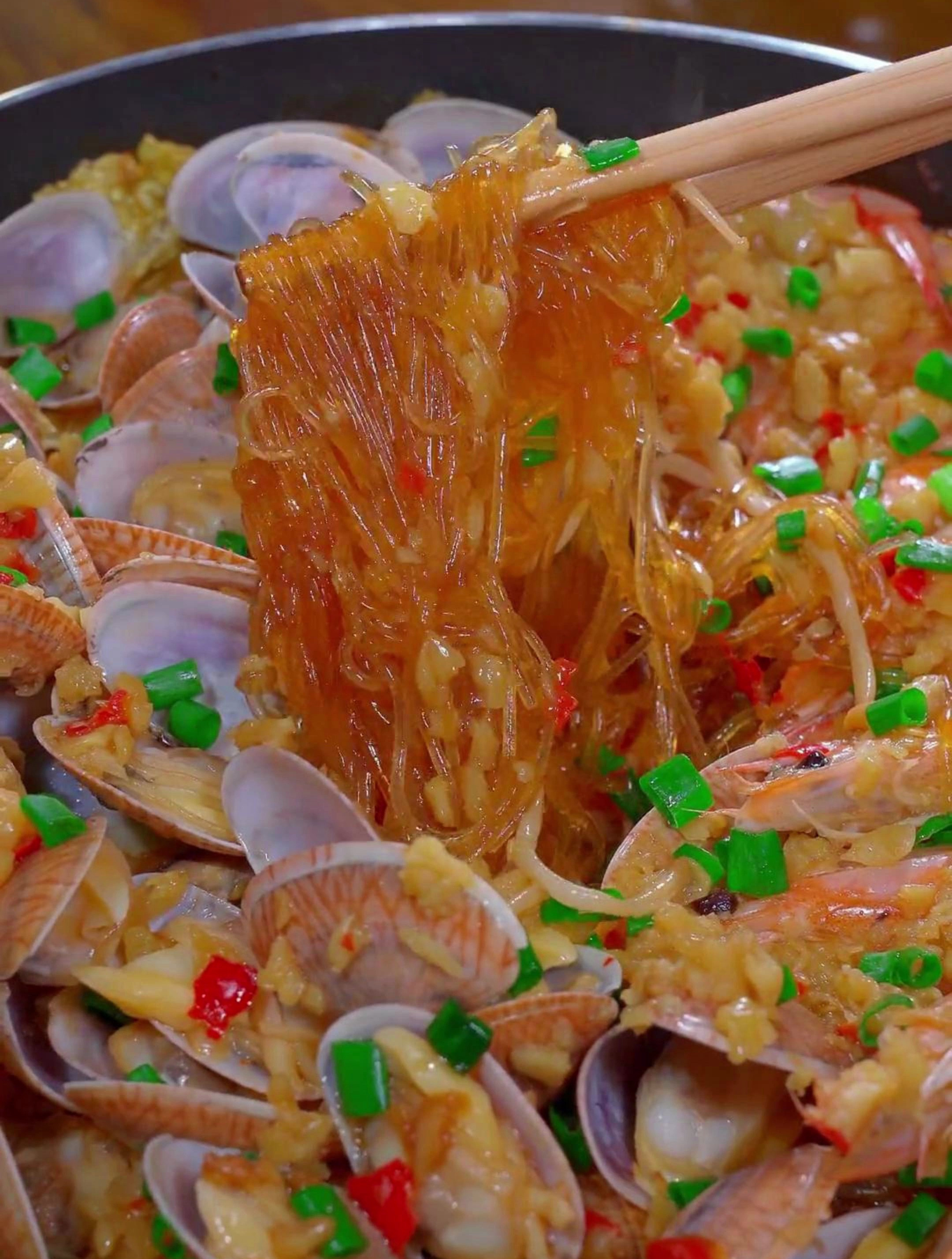 鲜虾蒜蓉花甲煲这样做,比饭店的还好吃