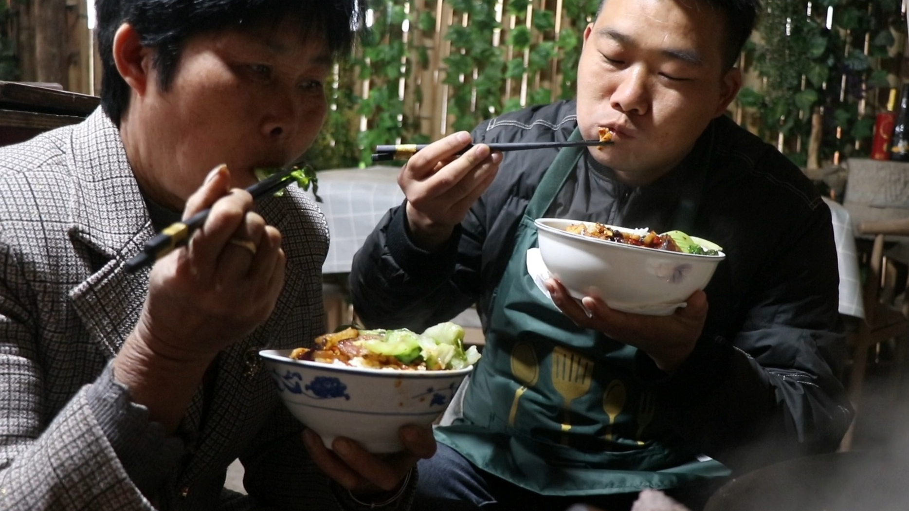 终于下雨了,老妈酿一锅酒,小农乡做饭,半斤腊肉炒萝卜干,好香
