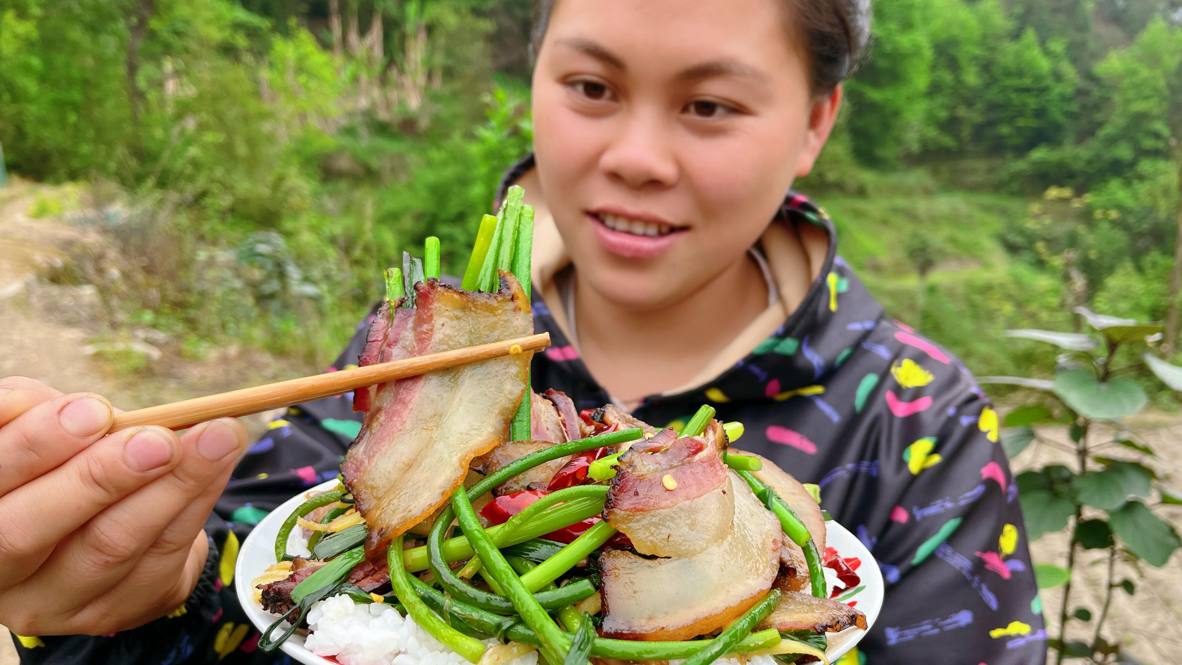 今天掐了一把蒜苔,拿块腊肉一起炒,配上泡椒很下饭一人吃一盘