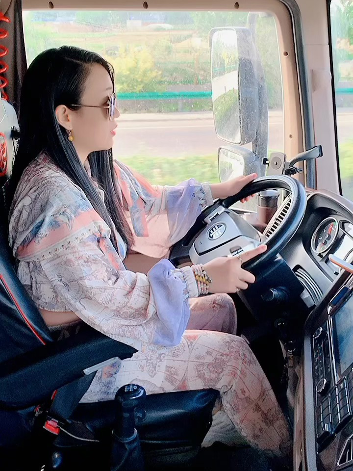 卡车女司机,她展现了女性的坚强和独立,为行业树立了榜样