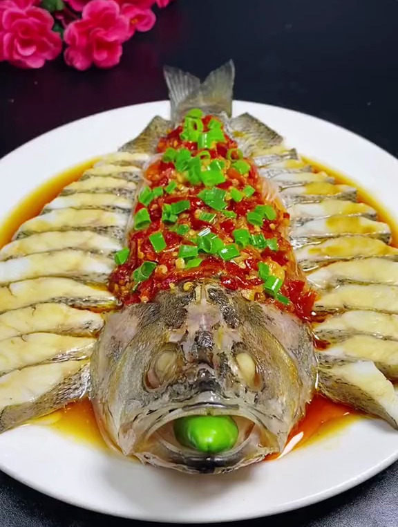 剁椒蒸鲈鱼 鲜嫩味美