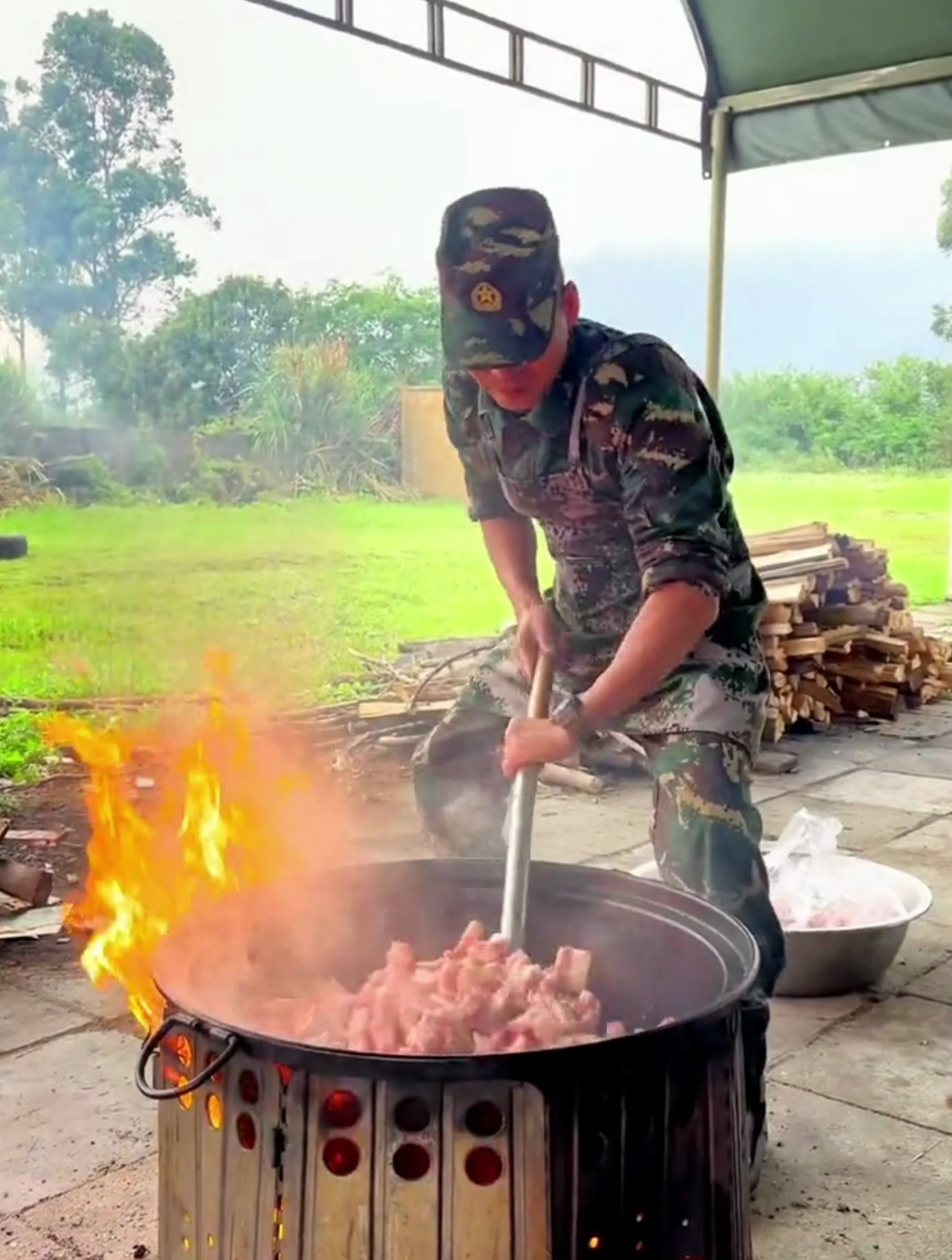 大锅菜香喷喷!炊事班正宗红烧肉!