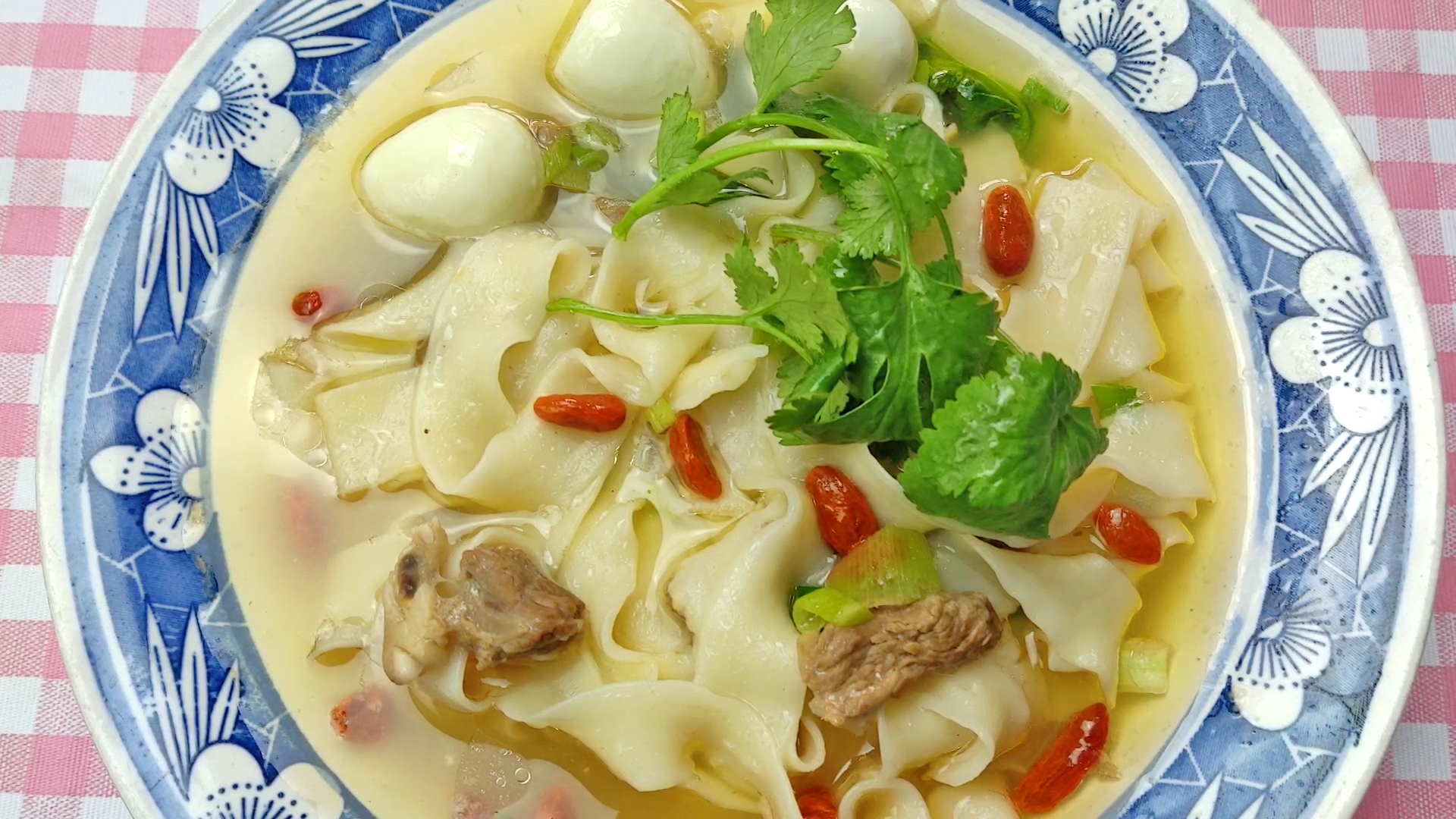 羊肉面条的做法,面条这样做汤浓味道好,面条能做出烩面的感觉