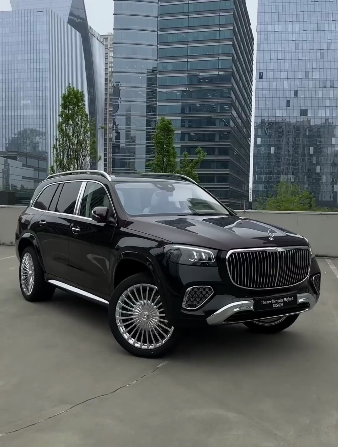 巴博斯版迈巴赫gls 800 vs 新款迈巴赫gls 600 开上它人生巅峰