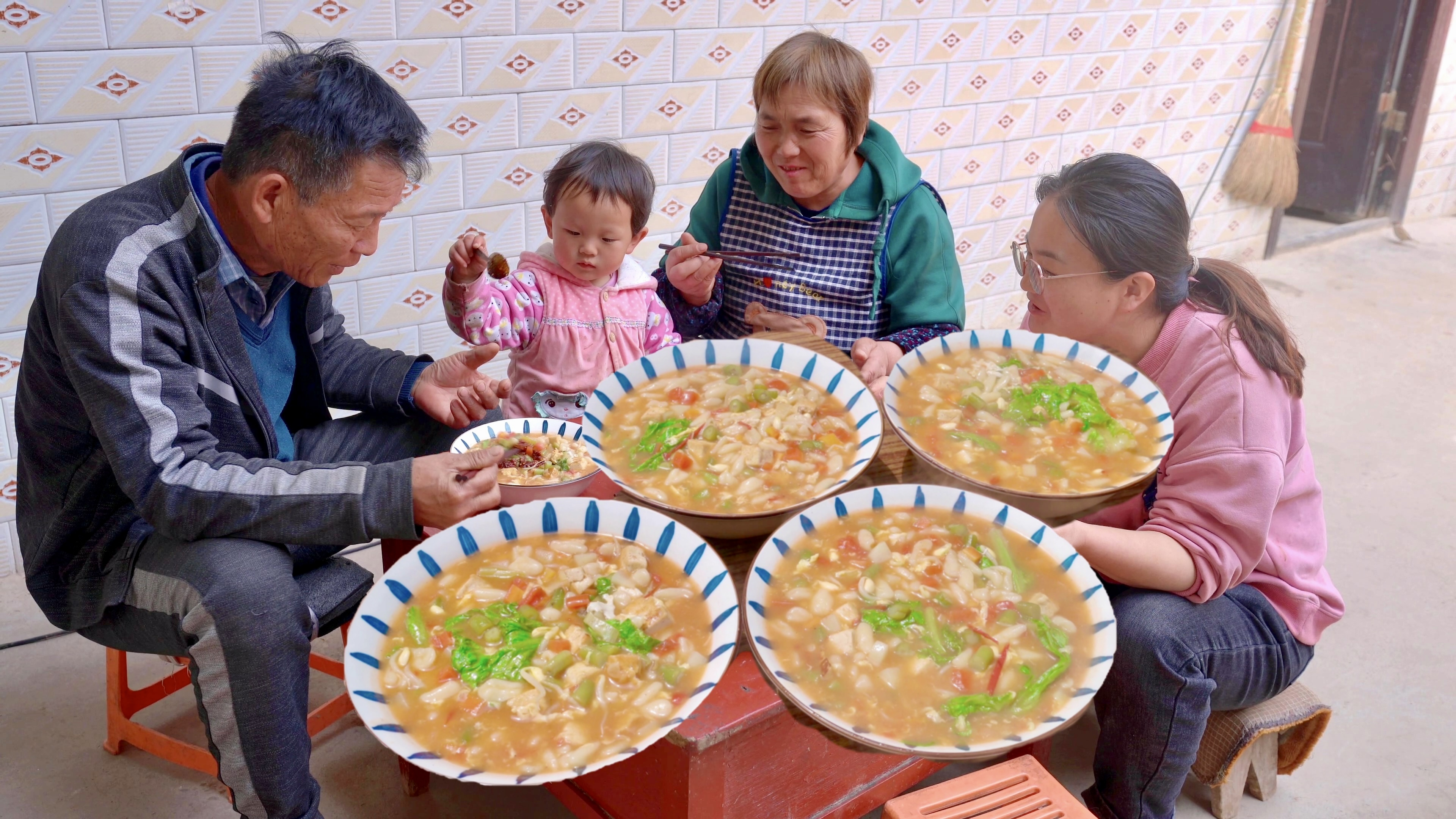 后院拔点生菜,煮一锅手工麻食,汤浓面香好味道!