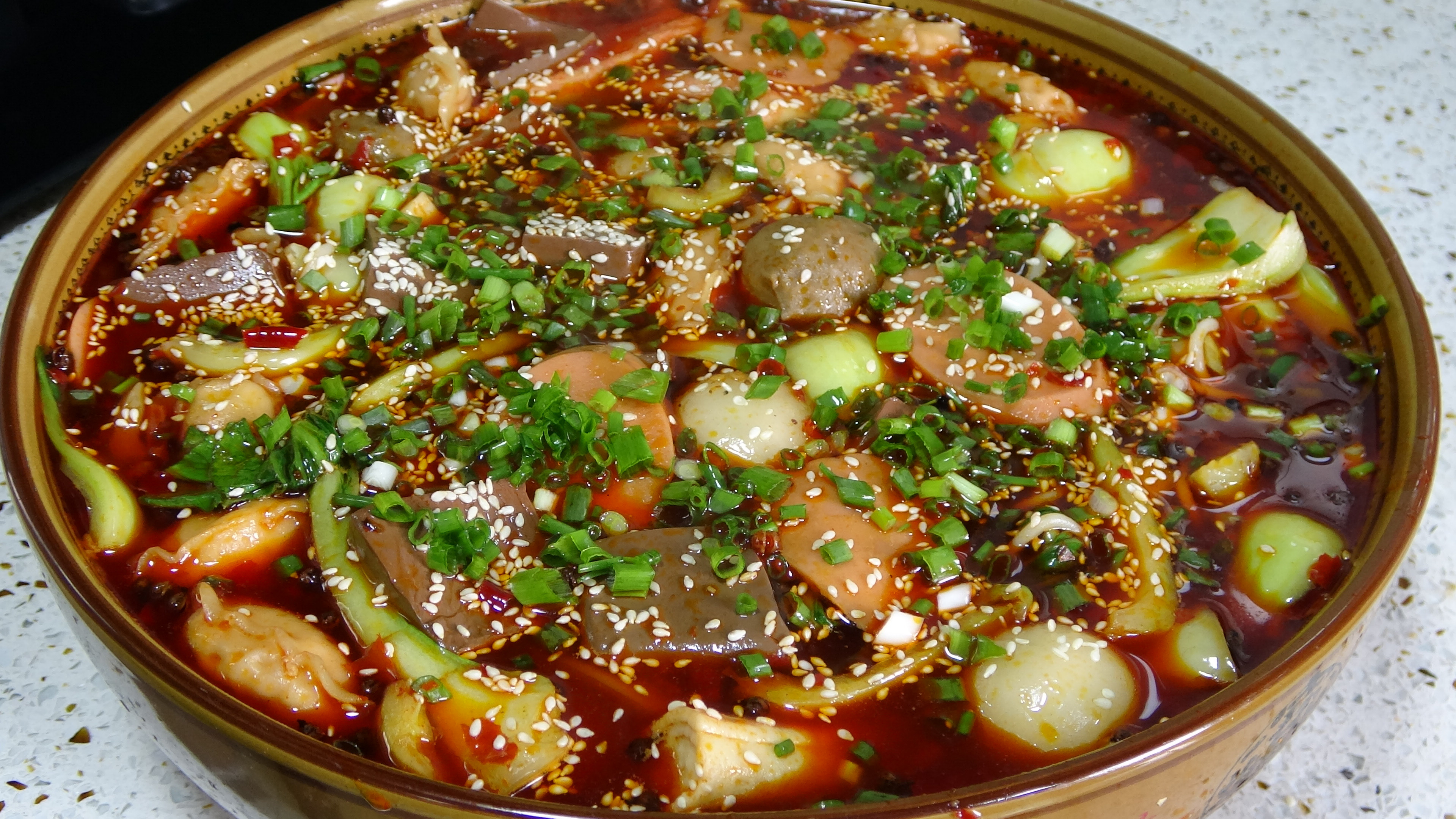 重庆特色菜“麻辣烫”,邓妹教你在家做,麻辣鲜香,巴适得板