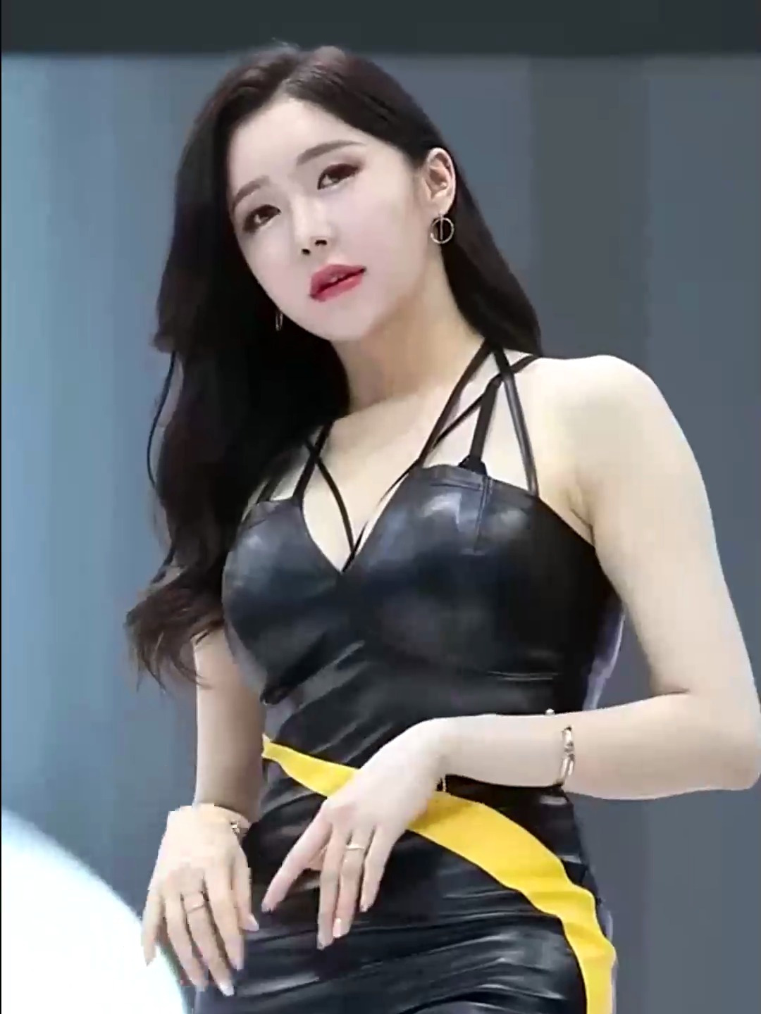 美女车模:活了大半辈子了,第一次看到这么漂亮的车模女神,(1)