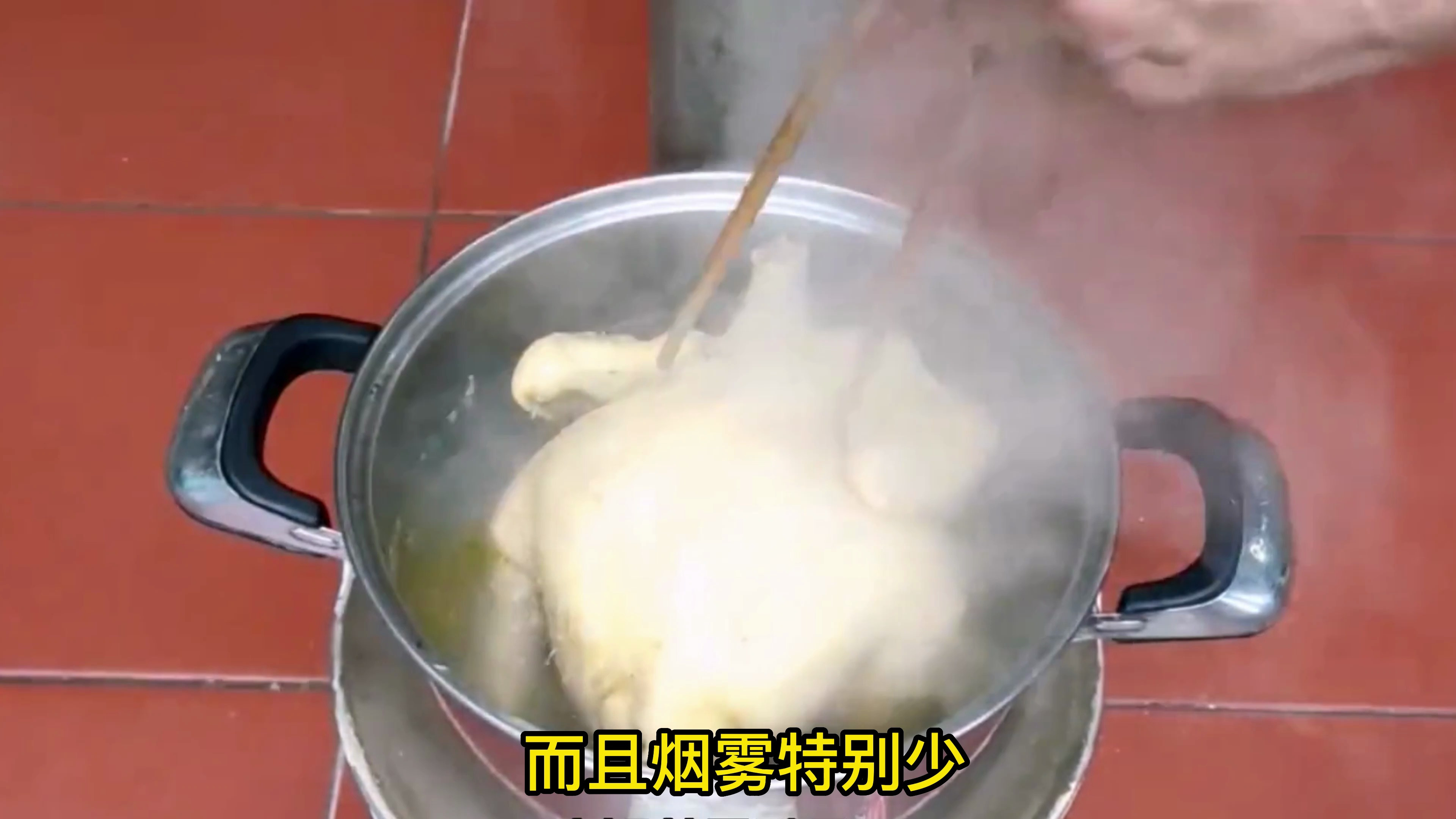 家庭使用的,废旧铁桶制作柴火灶,做饭取暖非常实用