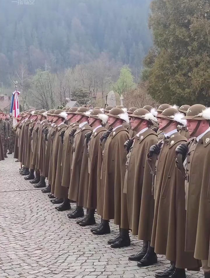 波兰士兵在英雄纪念活动上进行荣誉齐射