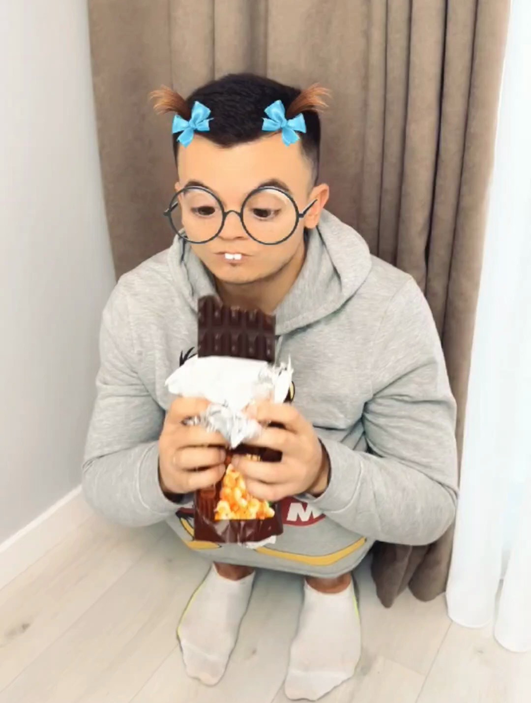 龅牙女孩在偷吃巧克力