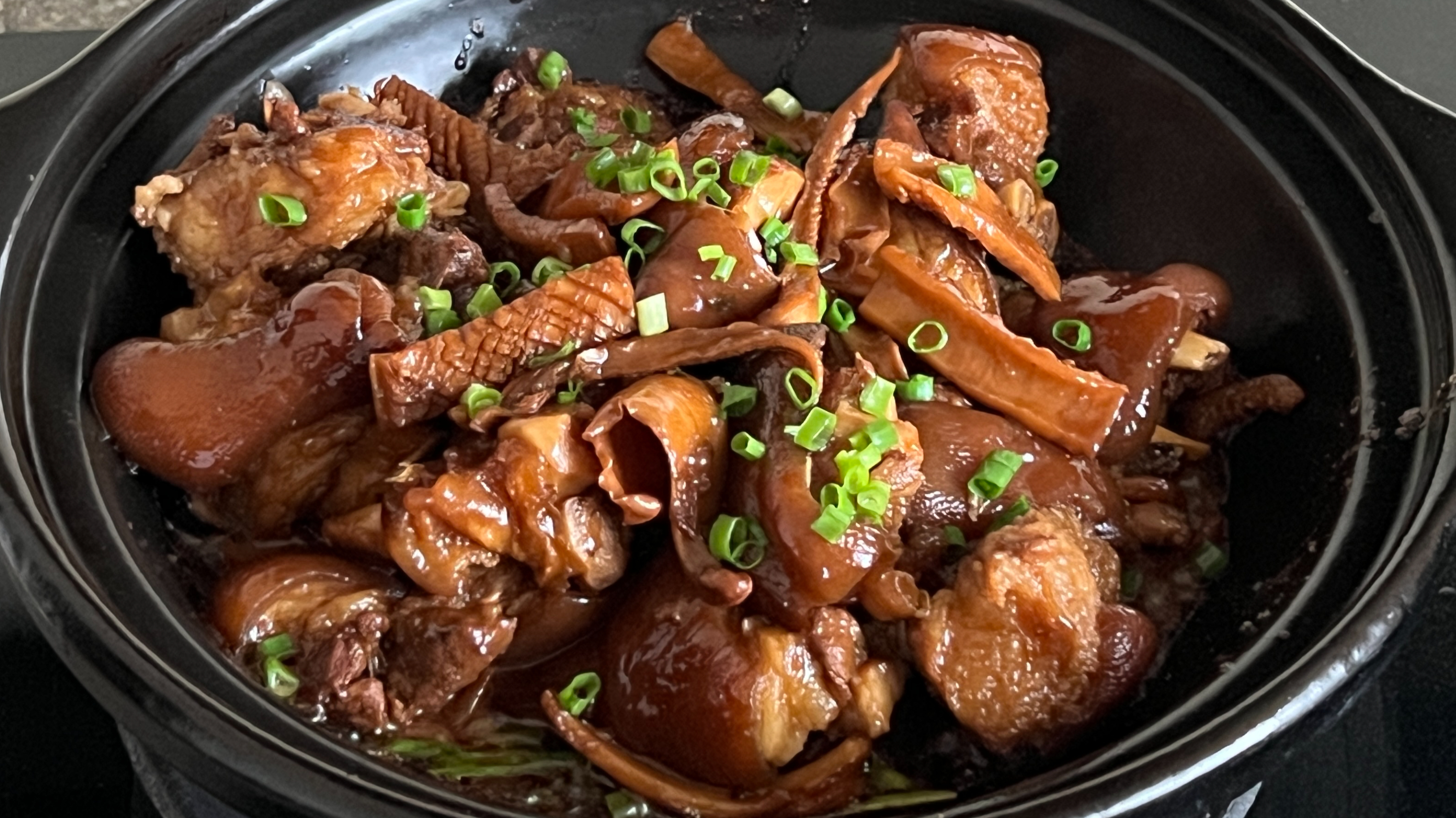 鱿鱼虾米焖猪手,软滑鲜香,学会可以在家露一手,太好吃了