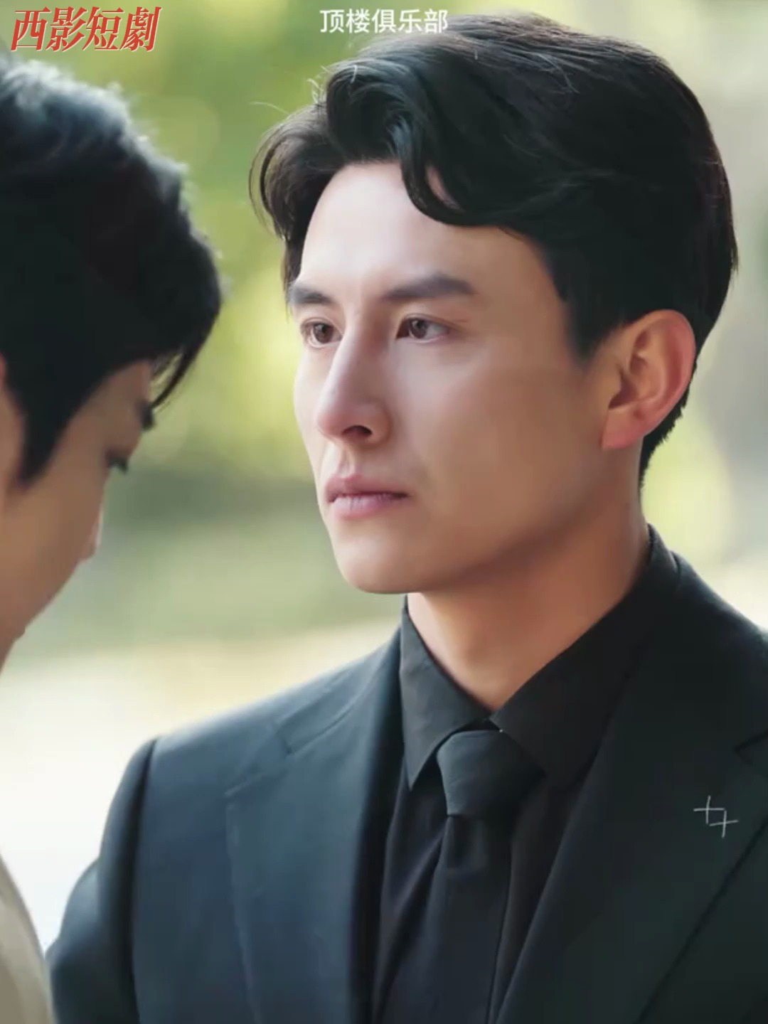 顶楼俱乐部:亲眼看着自己妹妹在自己面前跳楼是什么体验?