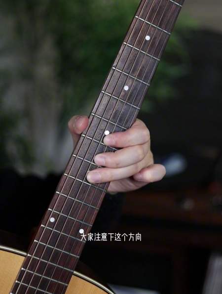 你弹吉他揉弦颤音是不是弹得不好?那么请看完这个视频-度小视