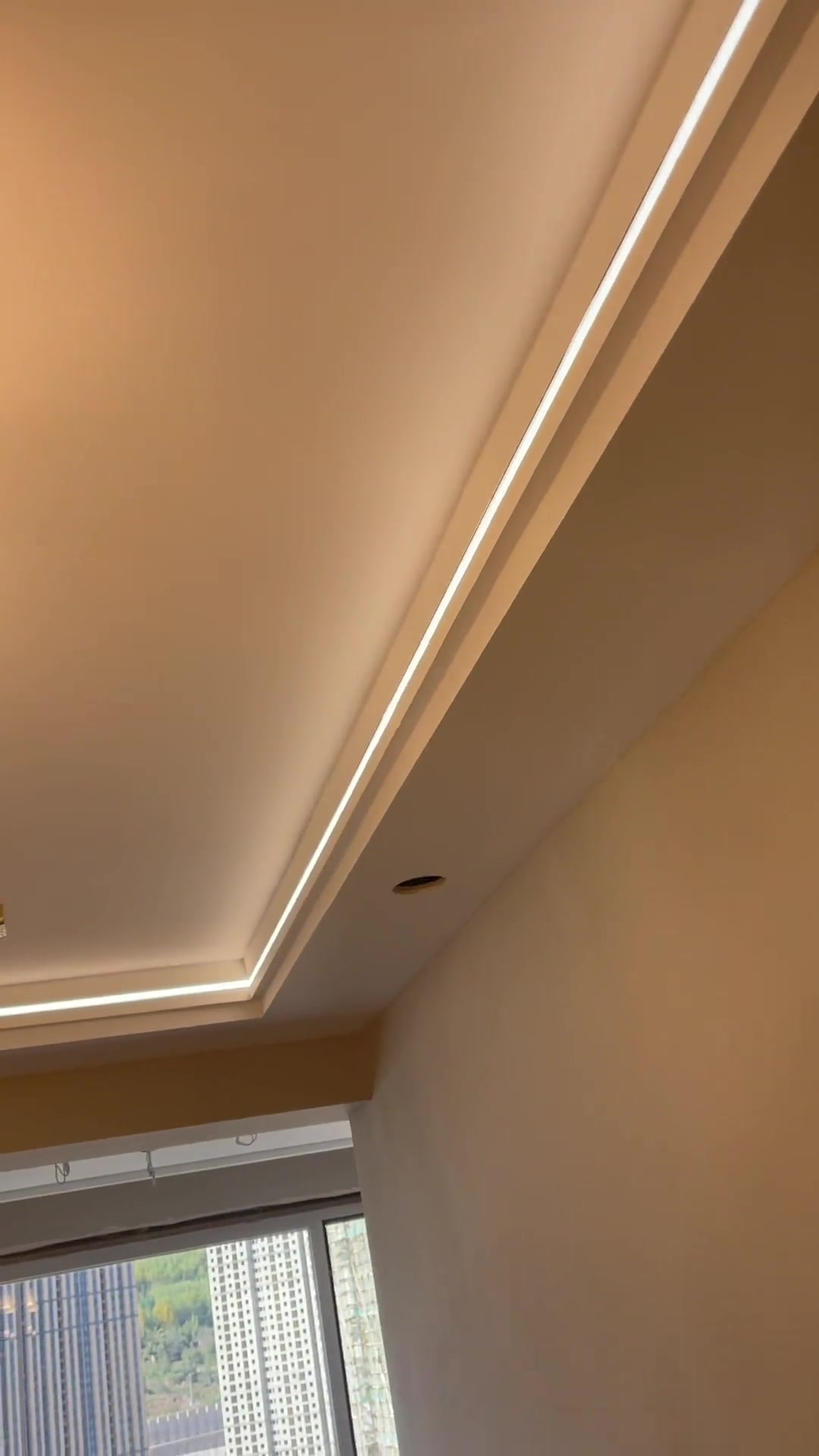 今年最流行双眼皮吊顶,想不到加一条线型灯更好看