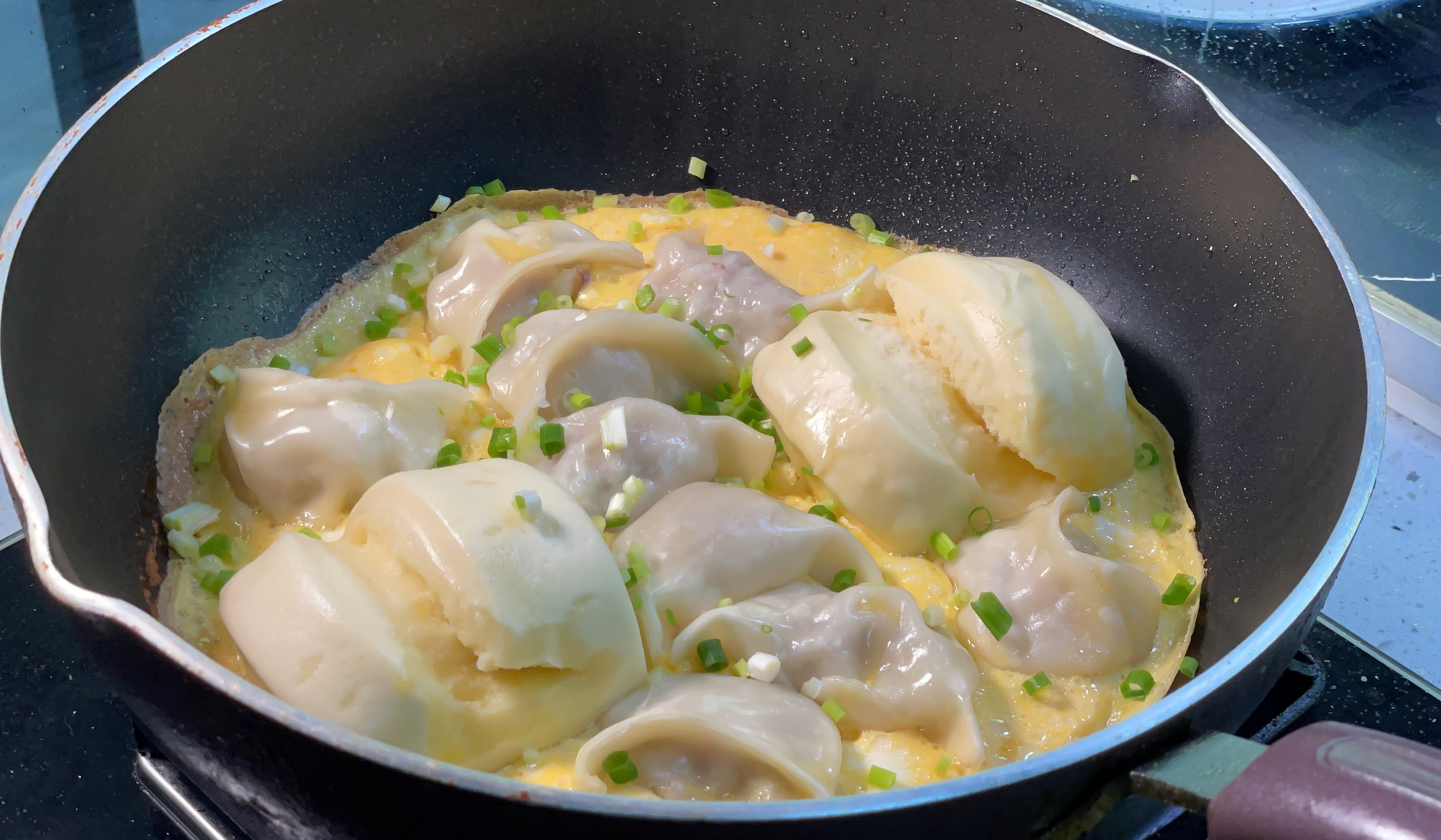 煎饺的正确做法,不用解冻不用煮,上锅直接煎,儿子连连点赞