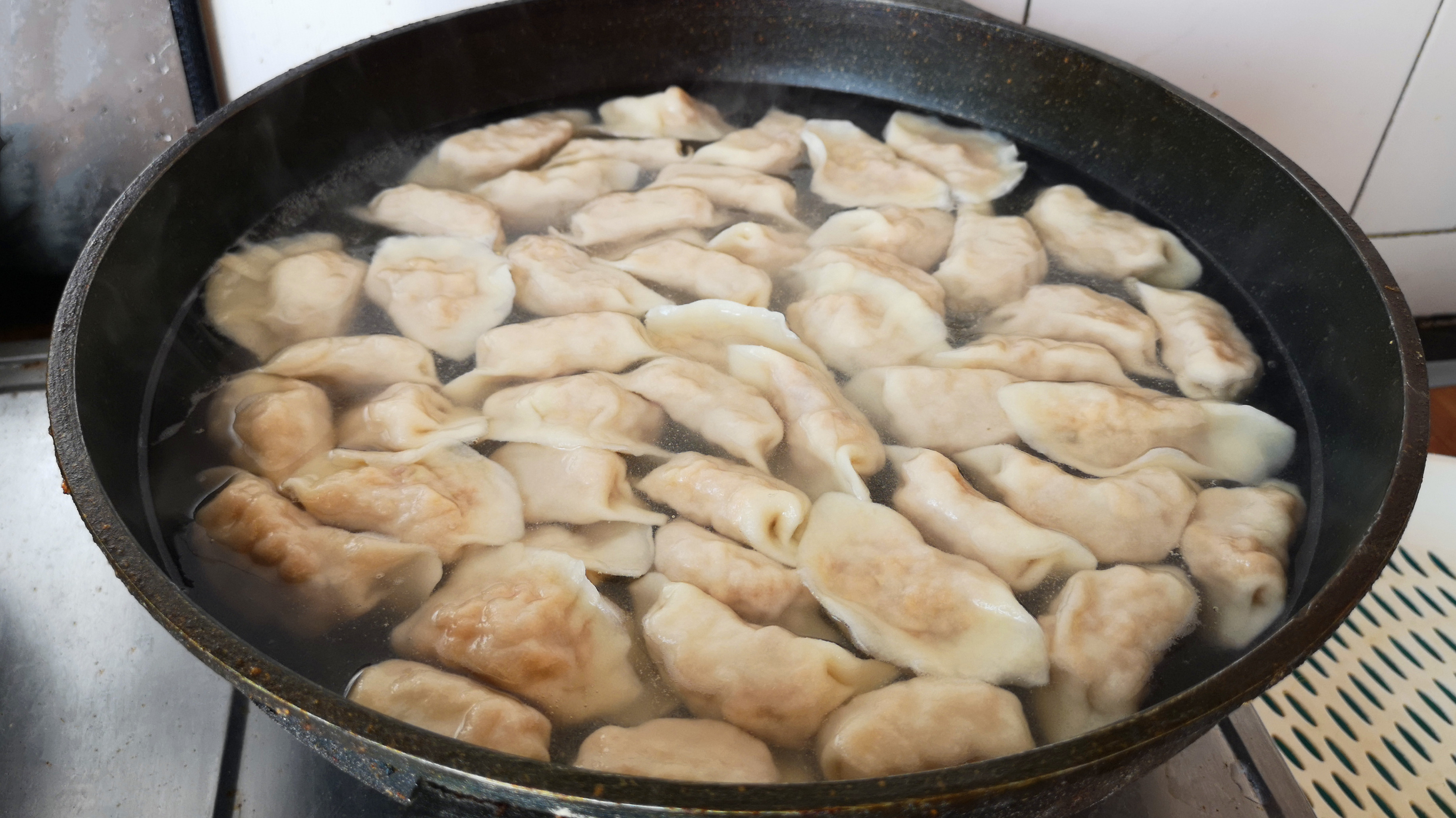 素馅水饺这样做，不放肉一样香，调馅配方告诉你，皮薄馅香真简单