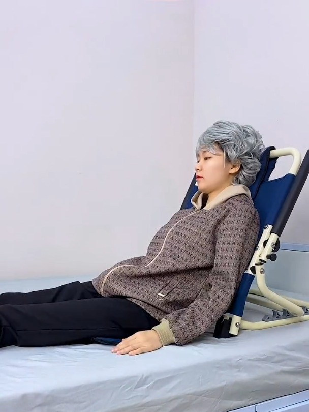 老人或卧床人士躺久了坐久了不舒服,可以备一个床上靠背椅