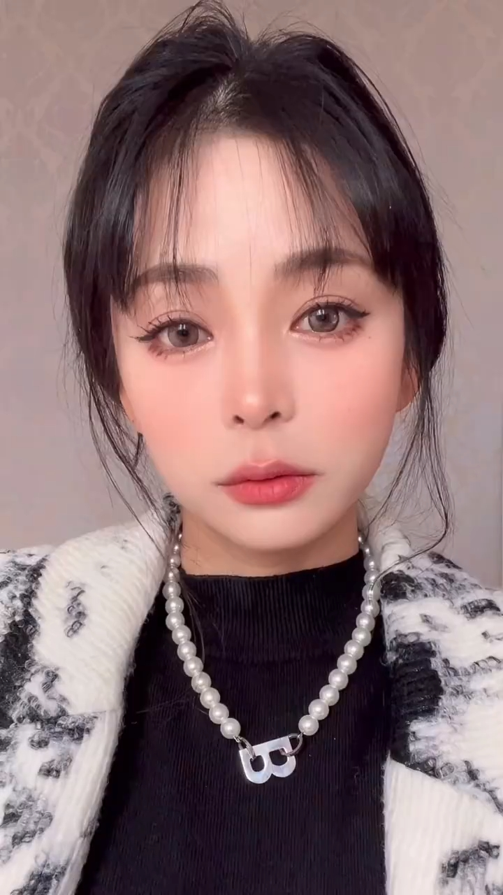 这个妆容太好看/想焊死在脸上 圆脸女孩冬季淡颜妆